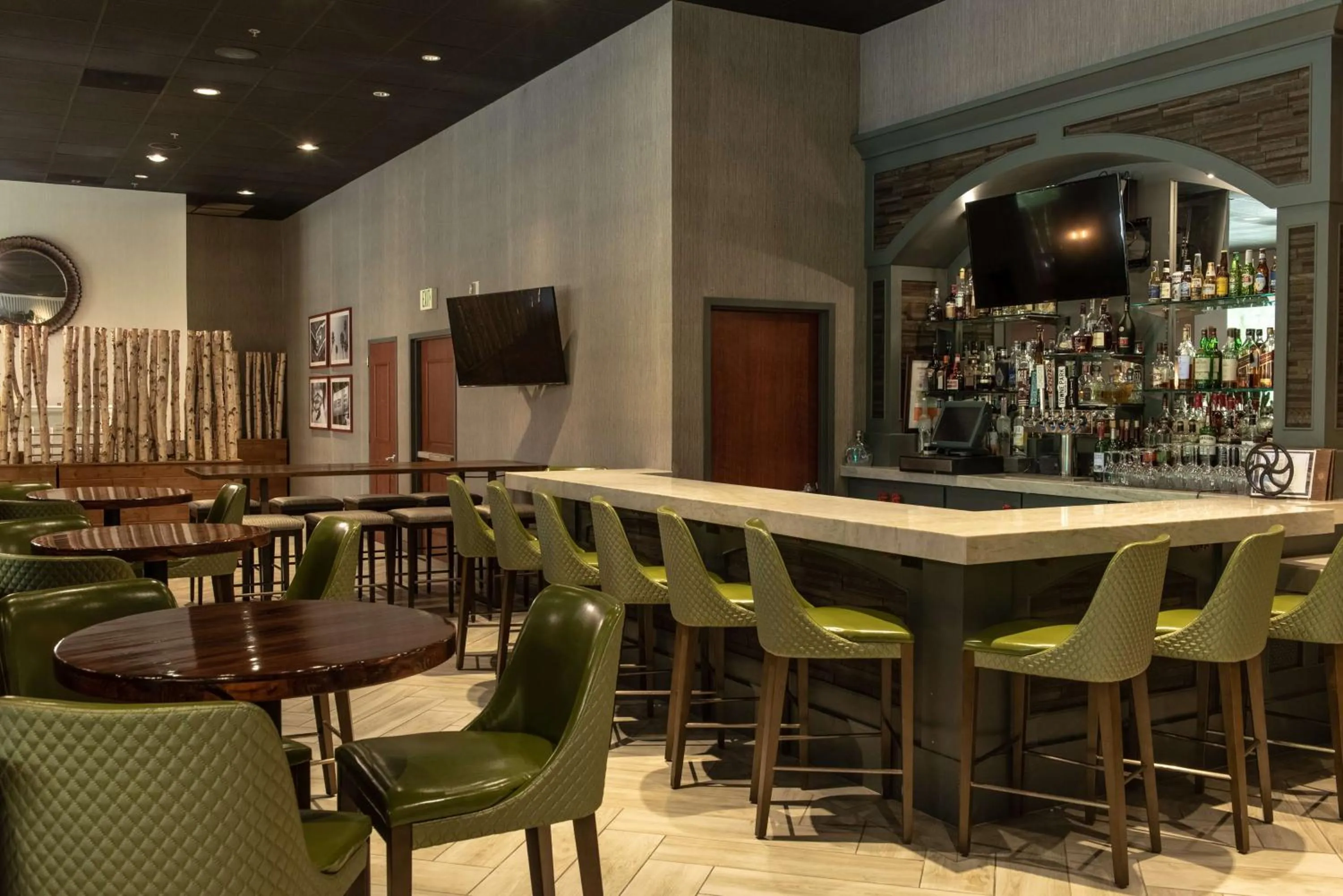 Lounge or bar in Hotel Zessa Orange County Airport, a DoubleTree by Hilton