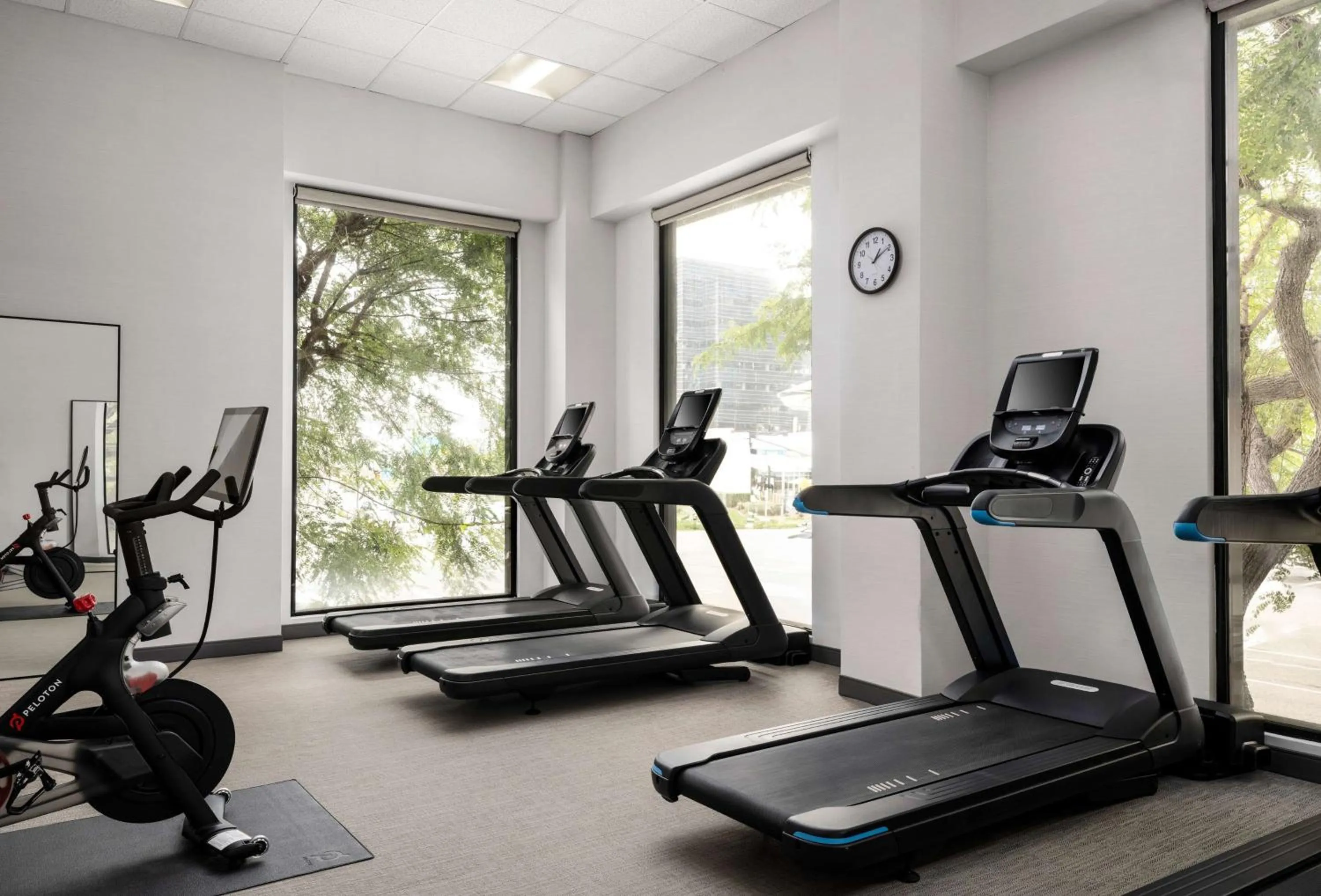 Fitness centre/facilities in Hotel Zessa Orange County Airport, a DoubleTree by Hilton