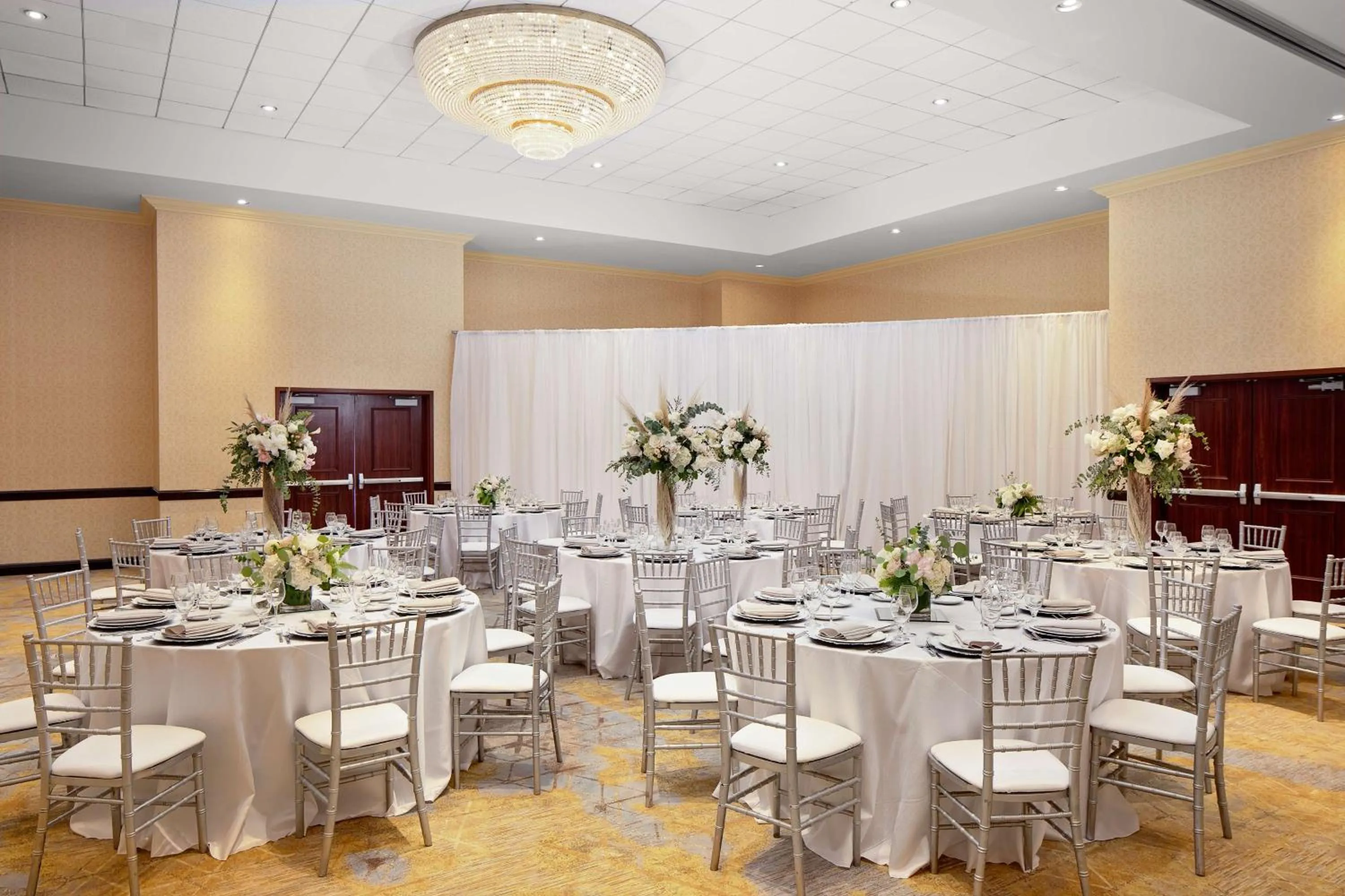Meeting/conference room in Hotel Zessa Orange County Airport, a DoubleTree by Hilton