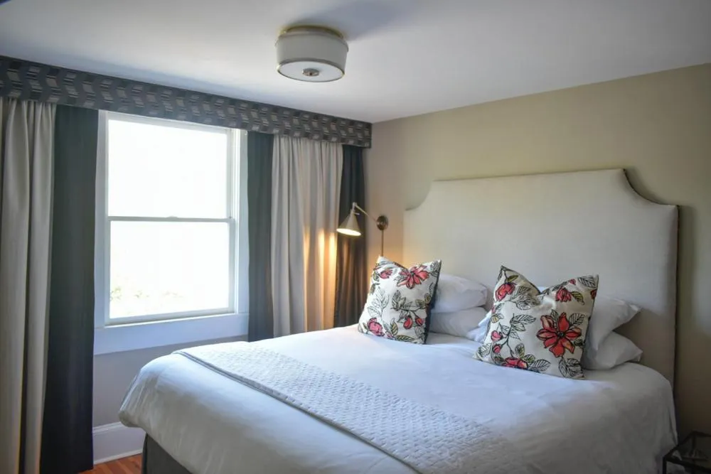 Bedroom, Bed in Sparrow Grove Manor