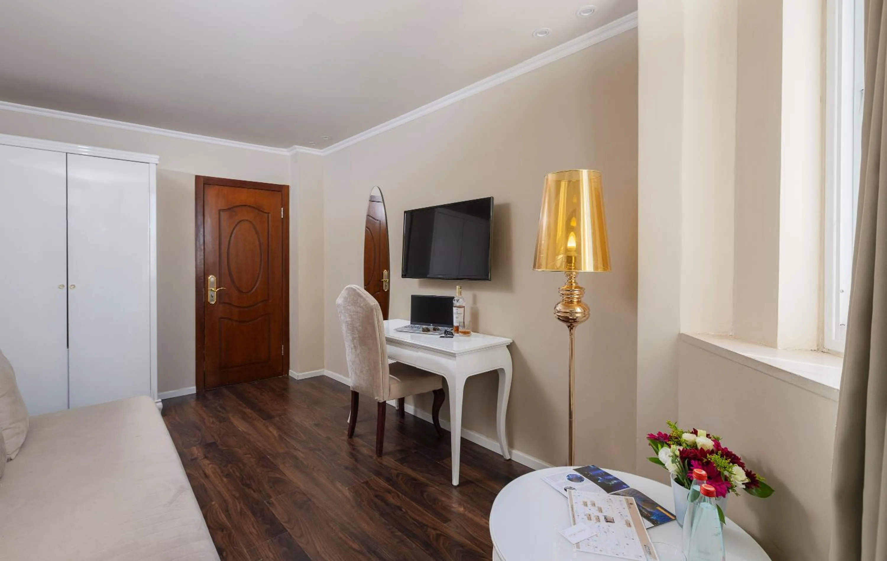 Communal lounge/ TV room in Agripas Boutique Hotel