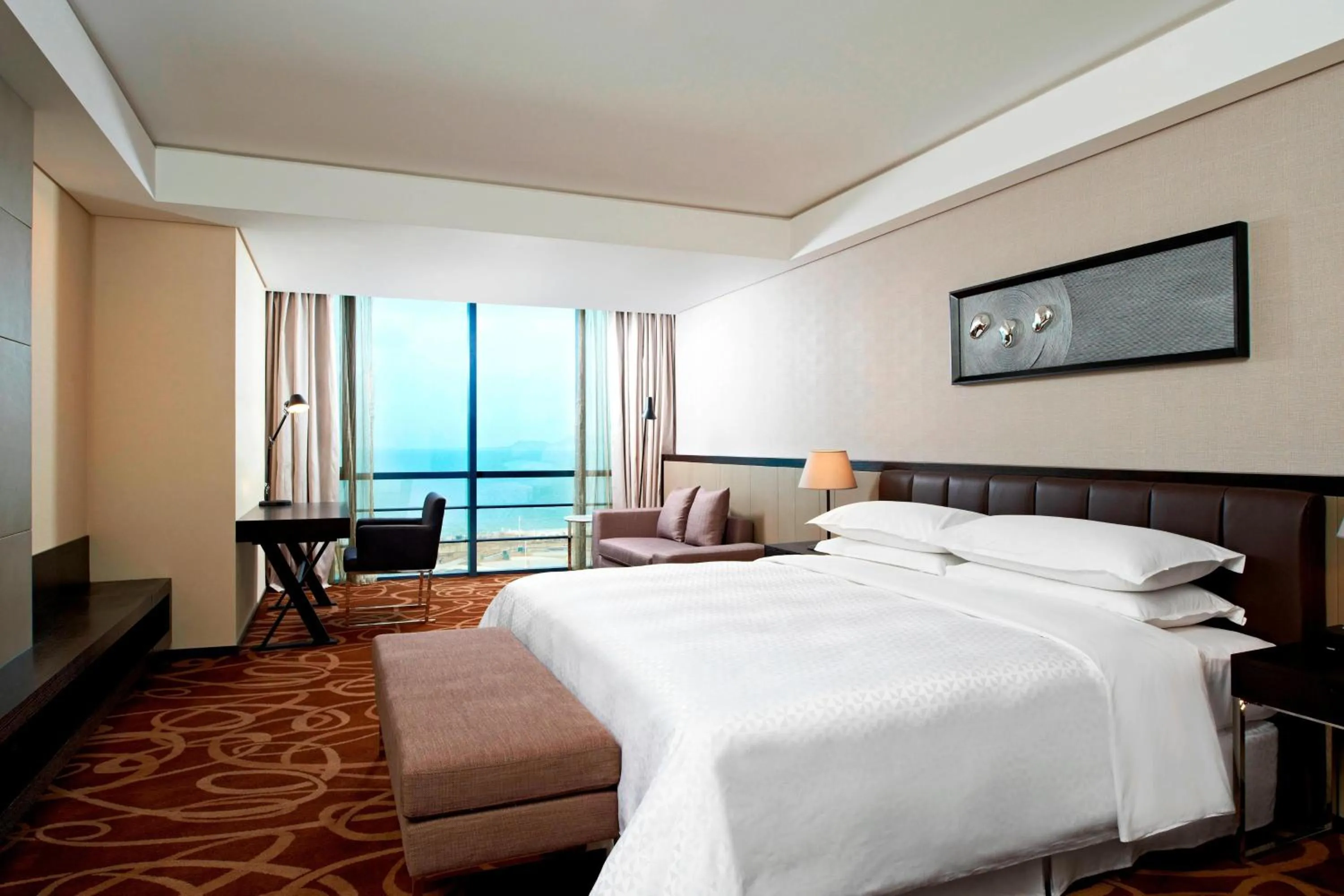 Photo of the whole room, Bed in Four Points by Sheraton Qingdao, West Coast