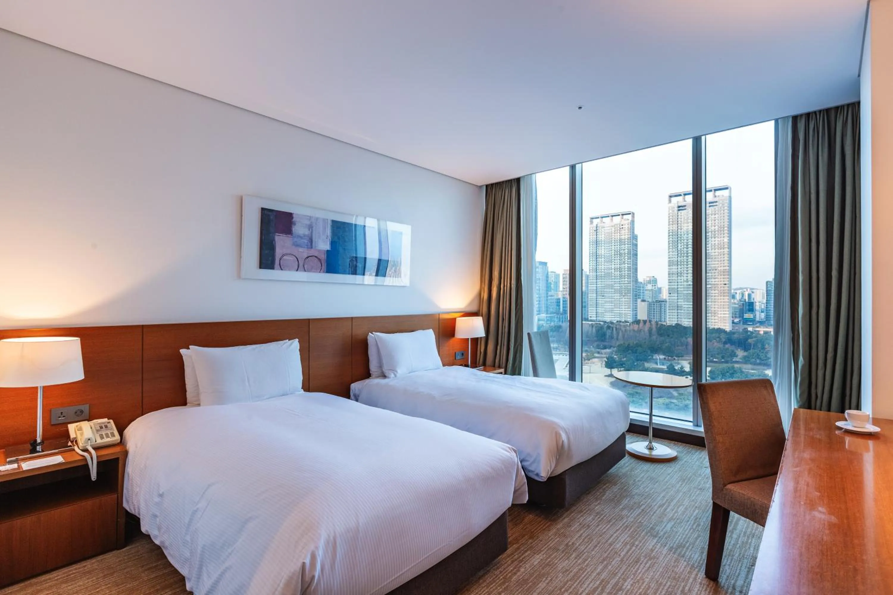 Bed in Orakai Songdo Park Hotel