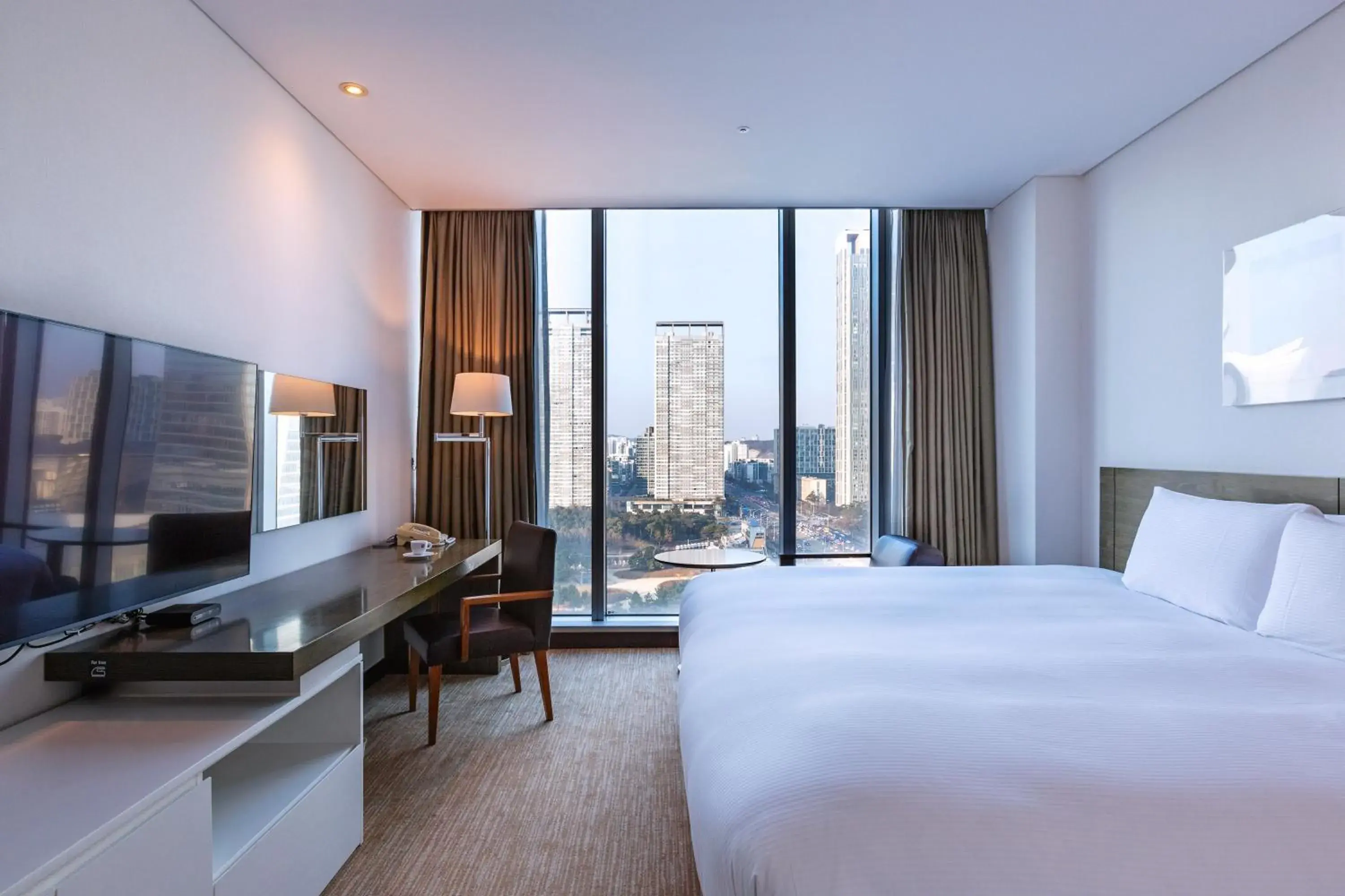 Deluxe Hollywood Double (Single + Single Hollywood Bed) in Orakai Songdo Park Hotel Deluxe Hollywood Double (Single + Single Hollywood Bed) in Orakai Songdo Park Hotel