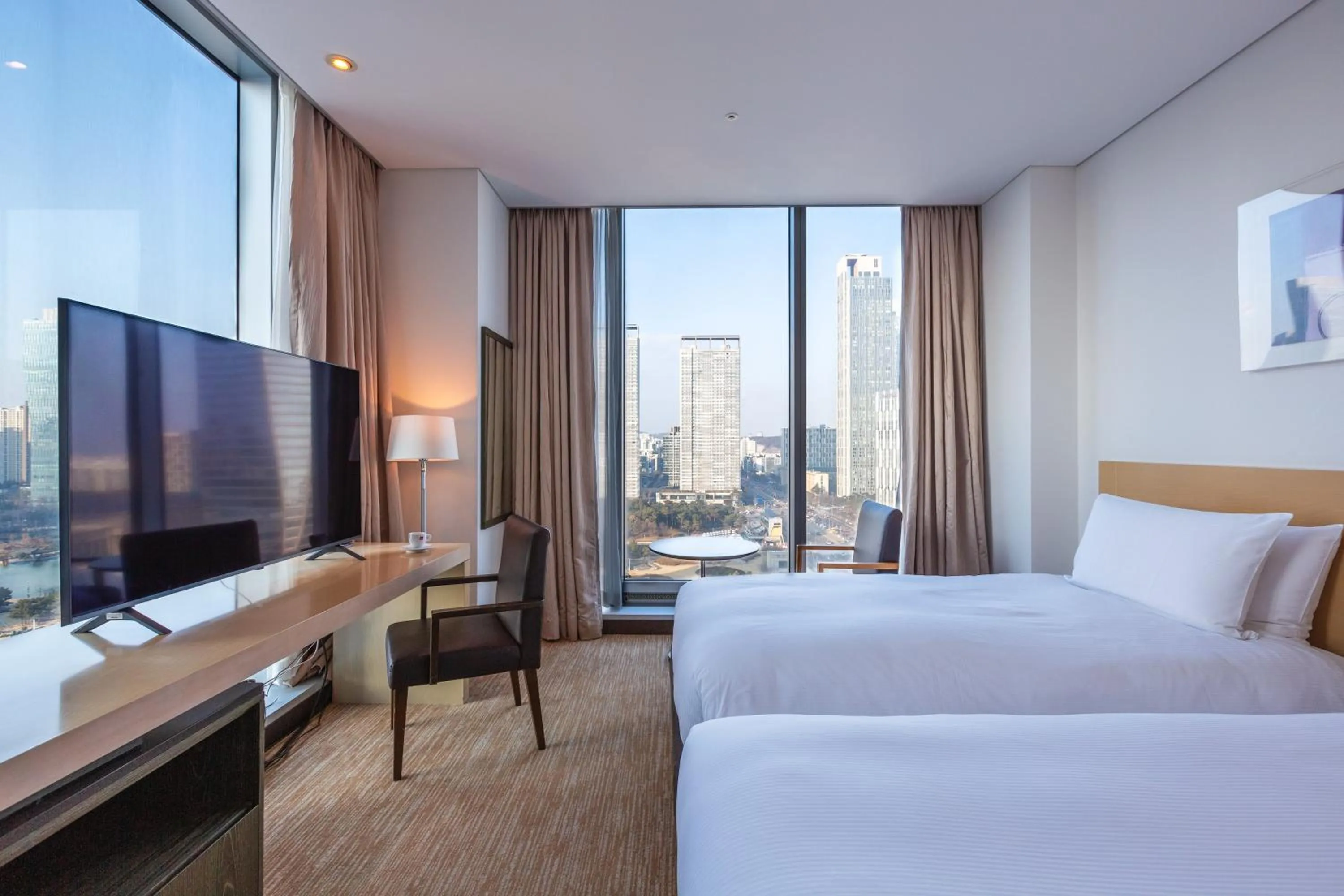 Bed in Orakai Songdo Park Hotel