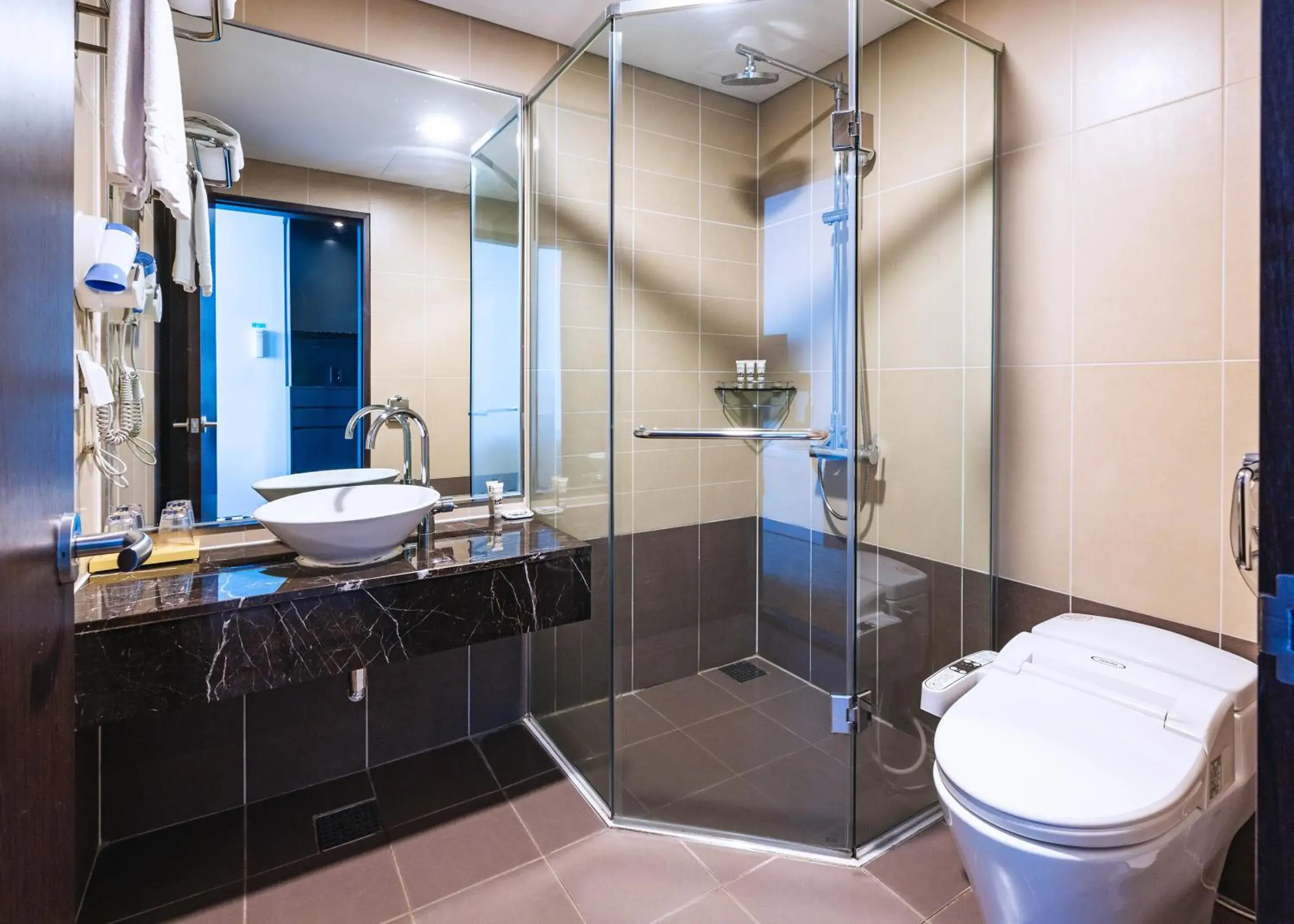 Deluxe Twin Room with Park View in Orakai Songdo Park Hotel Deluxe Twin Room with Park View in Orakai Songdo Park Hotel