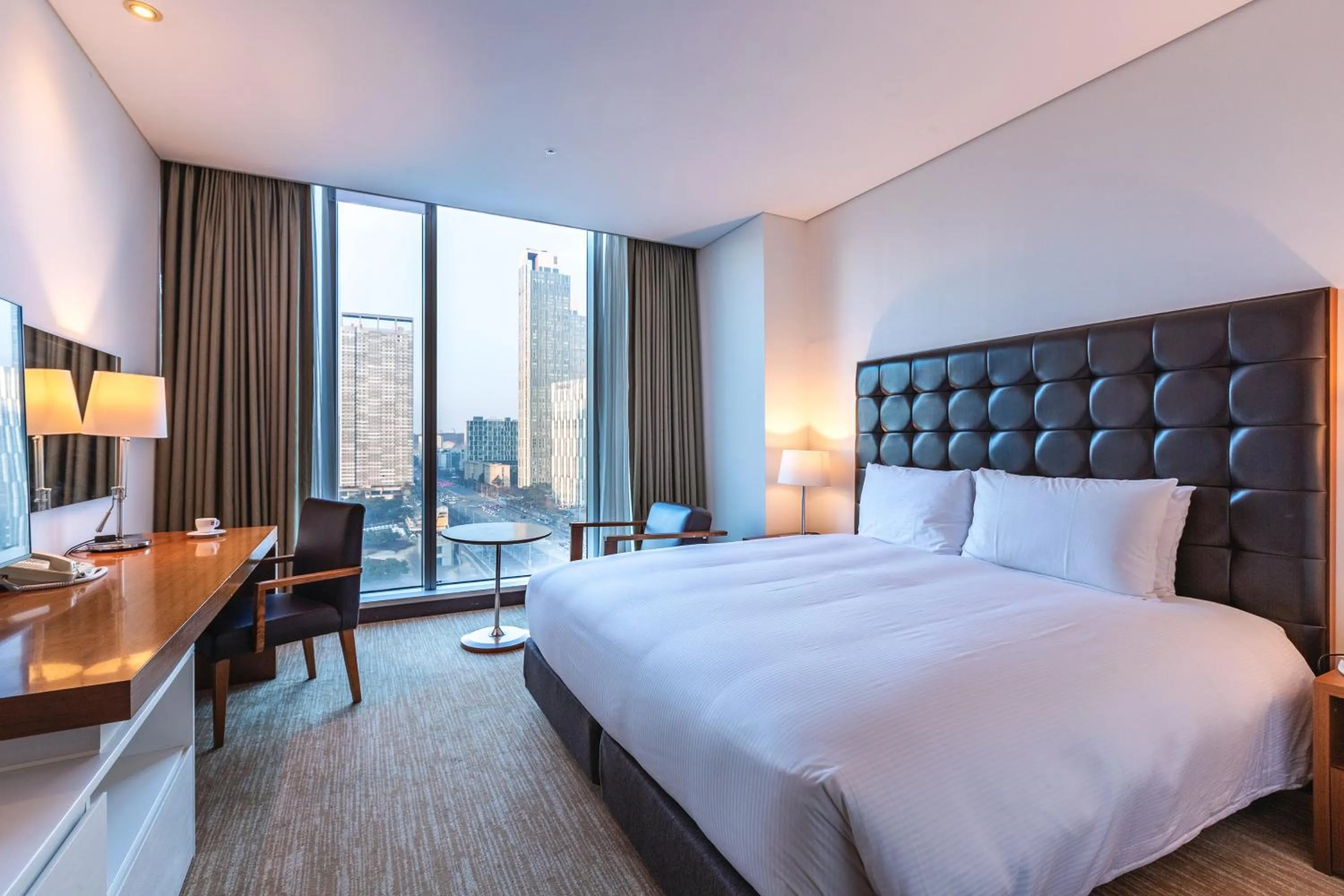 Bed in Orakai Songdo Park Hotel