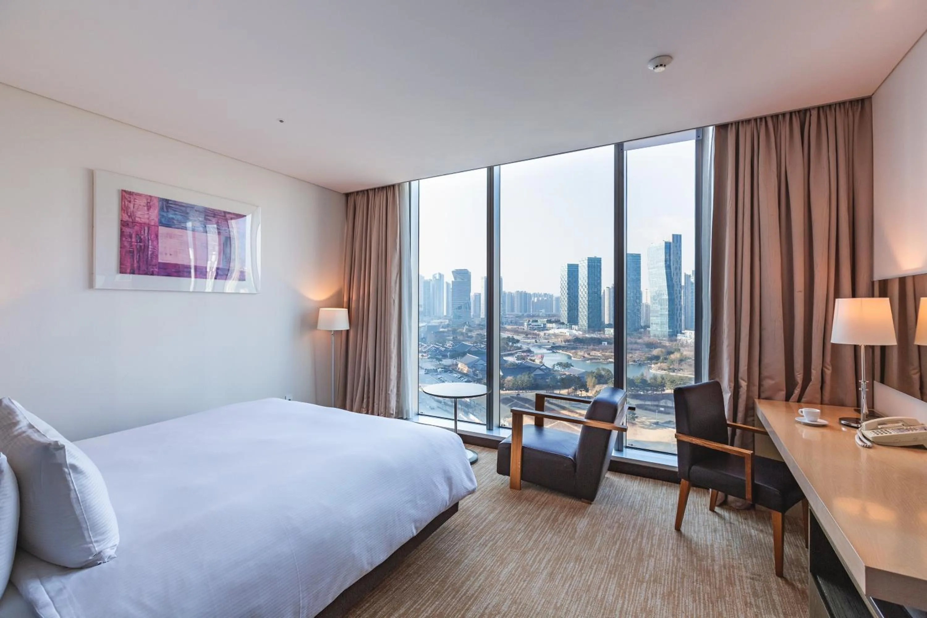 Bed in Orakai Songdo Park Hotel