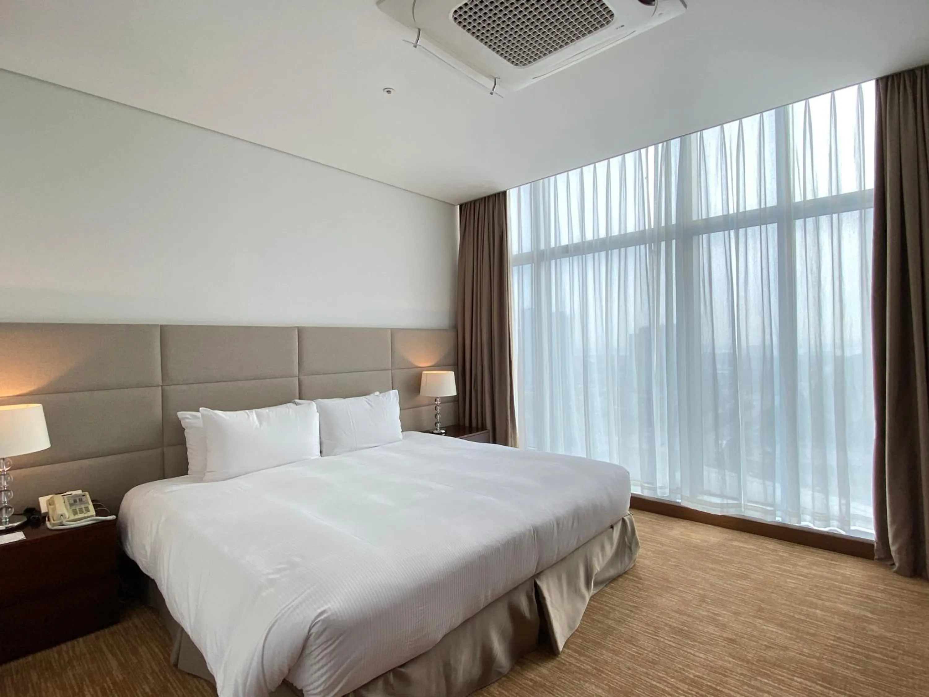 Bed in Orakai Songdo Park Hotel