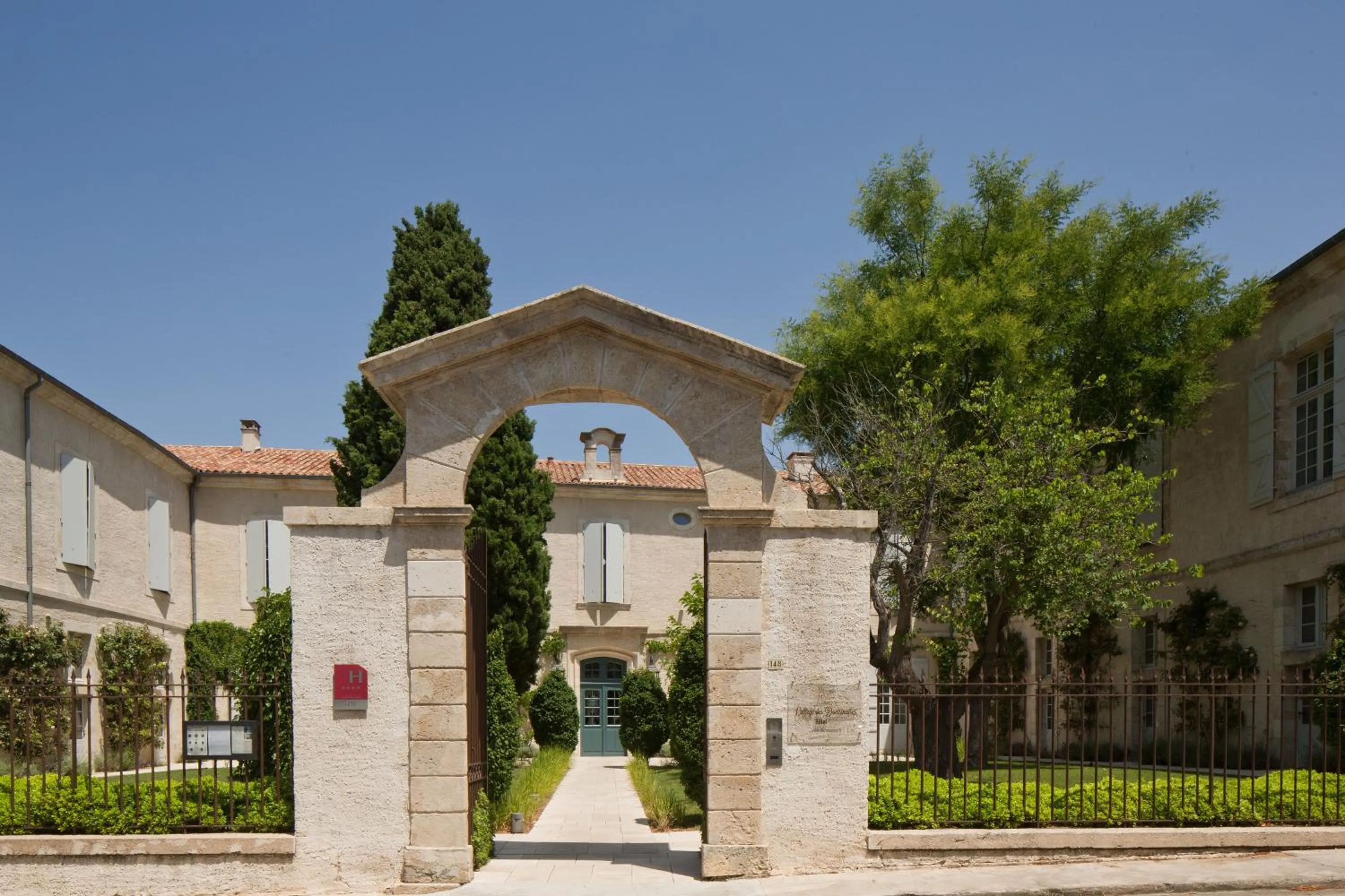 Property building in College des Doctrinaires, Hôtel, Résidence et SPA