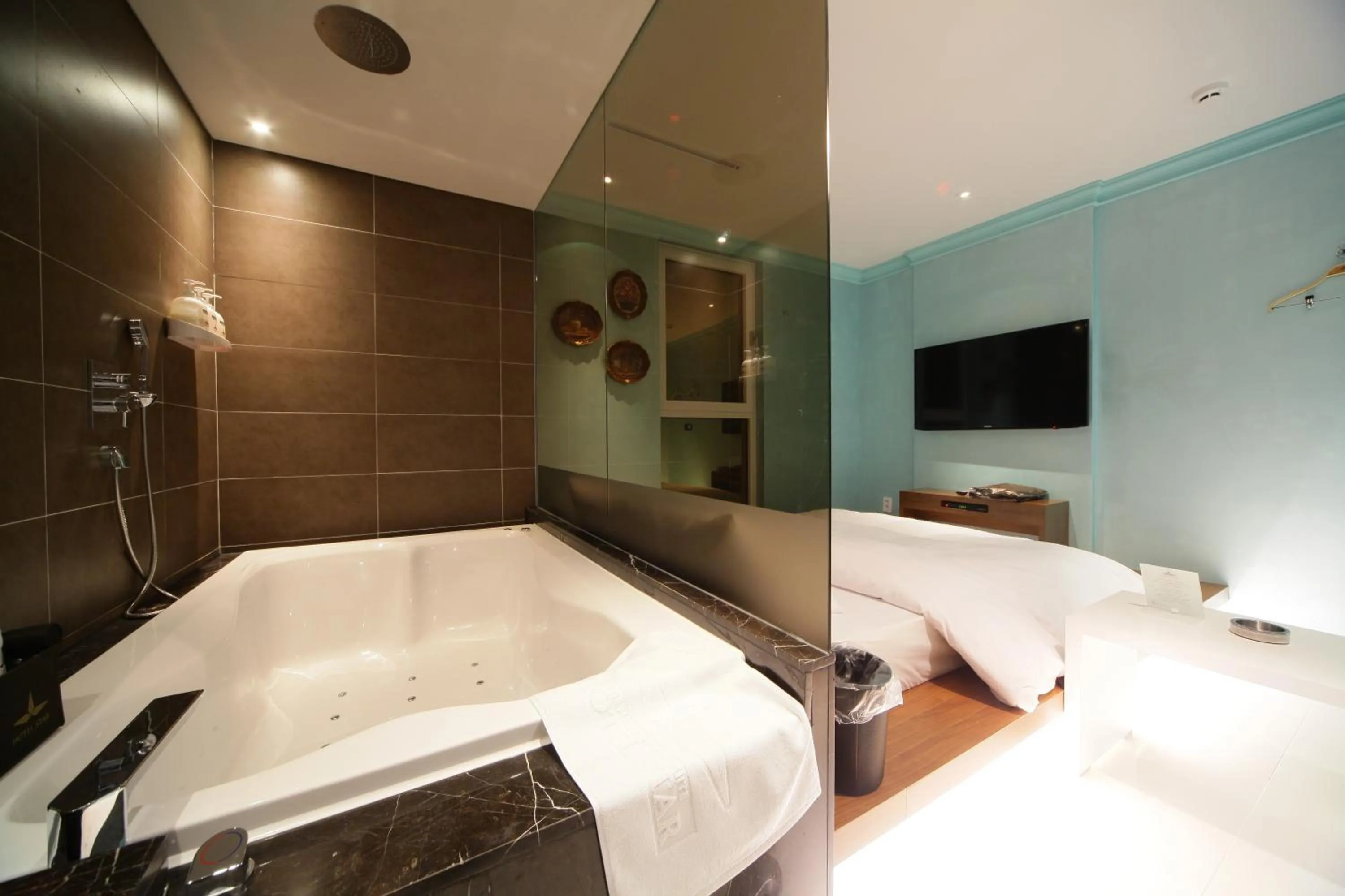 Photo of the whole room, Bed in Hotel Star