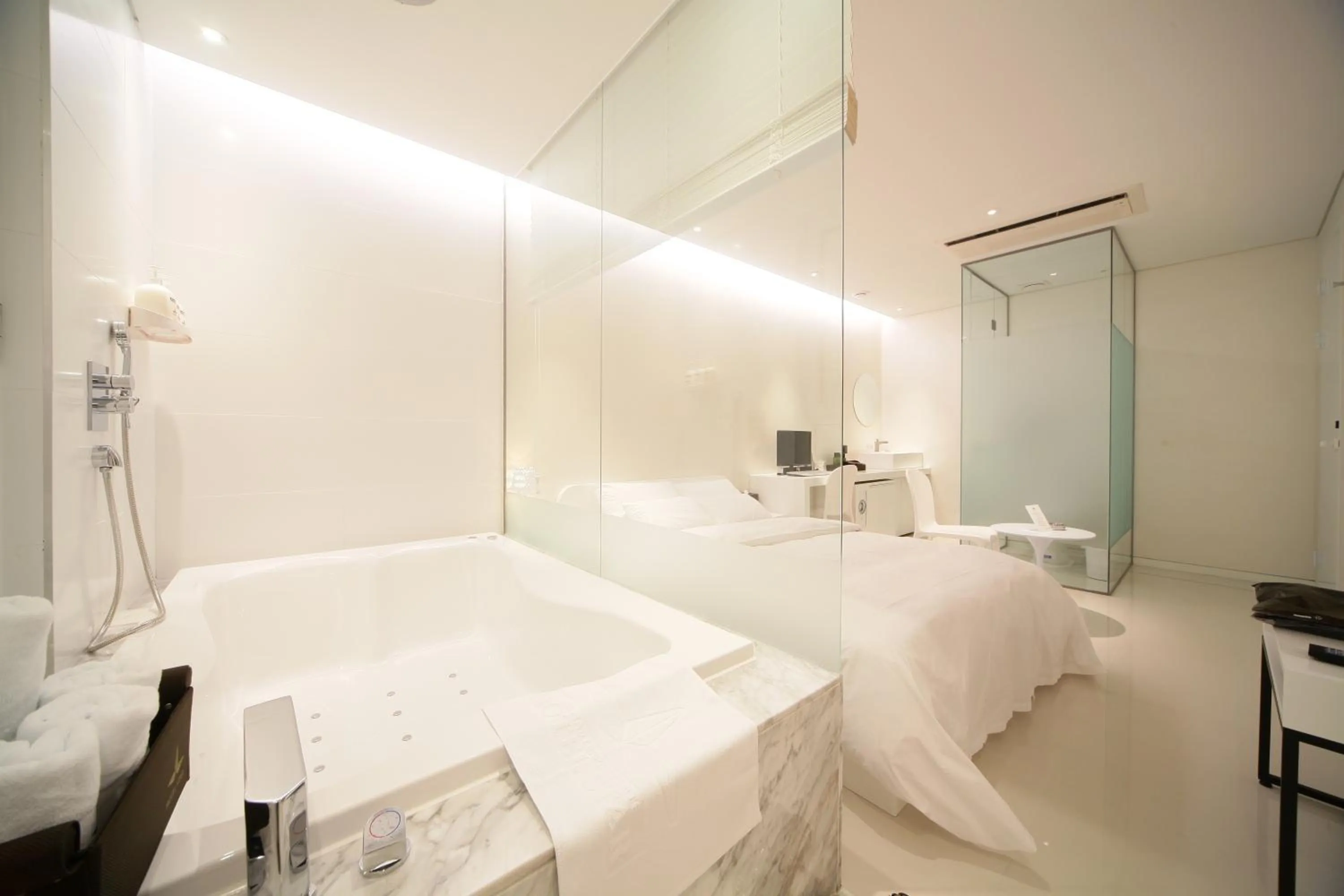 Photo of the whole room, Bed in Hotel Star