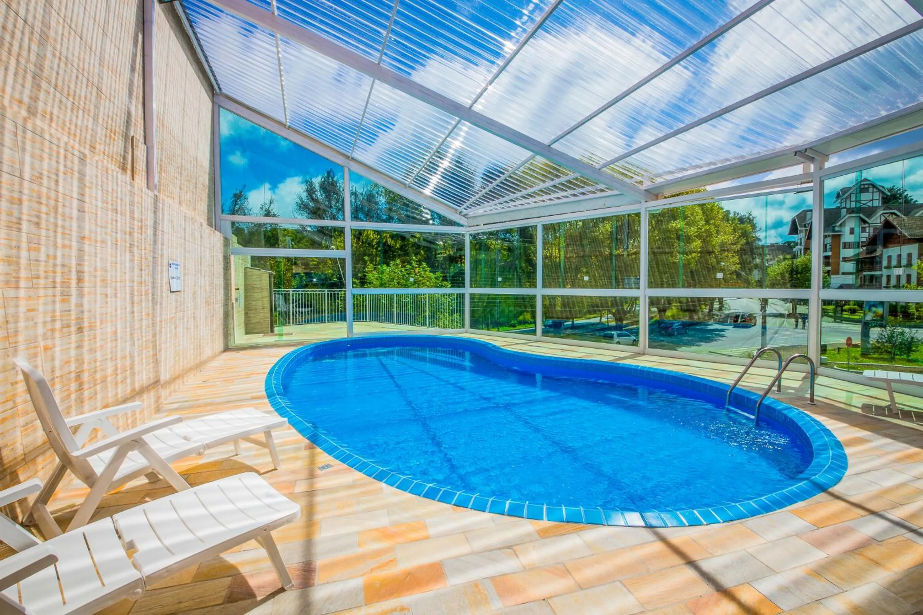 Swimming pool in Hotel Euro Suíte Campos do Jordão By Nacional Inn - A 800 metros da Vila Capivari