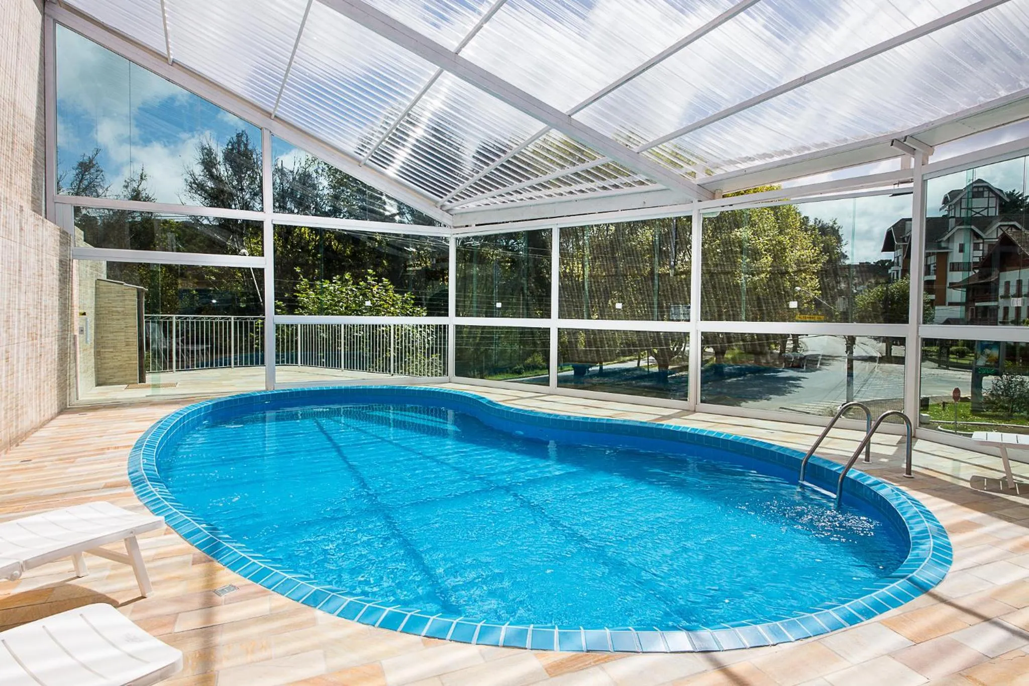Swimming pool in Hotel Euro Suíte Campos do Jordão By Nacional Inn - A 800 metros da Vila Capivari