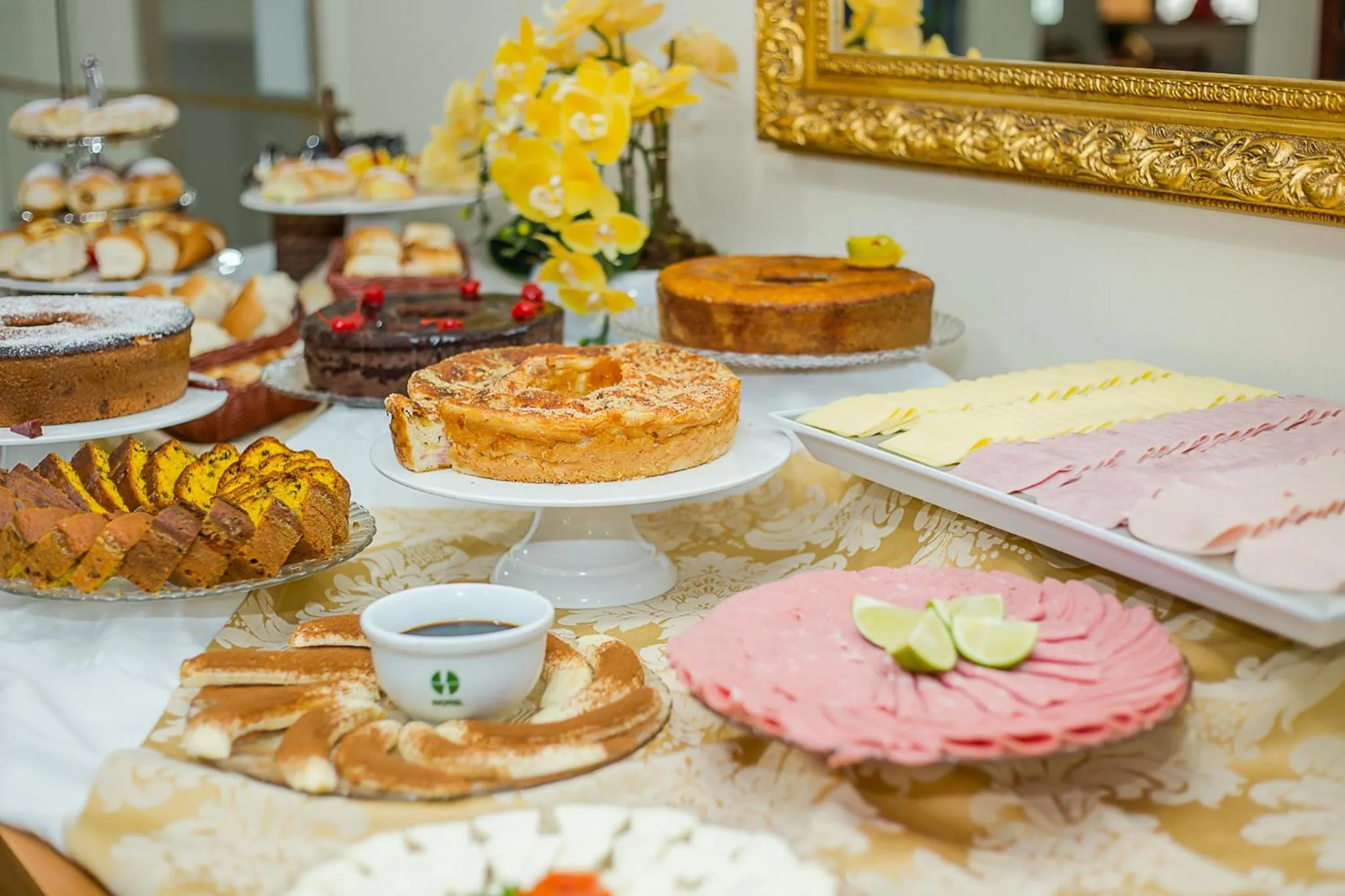 Buffet breakfast in Hotel Euro Suíte Campos do Jordão By Nacional Inn - A 800 metros da Vila Capivari