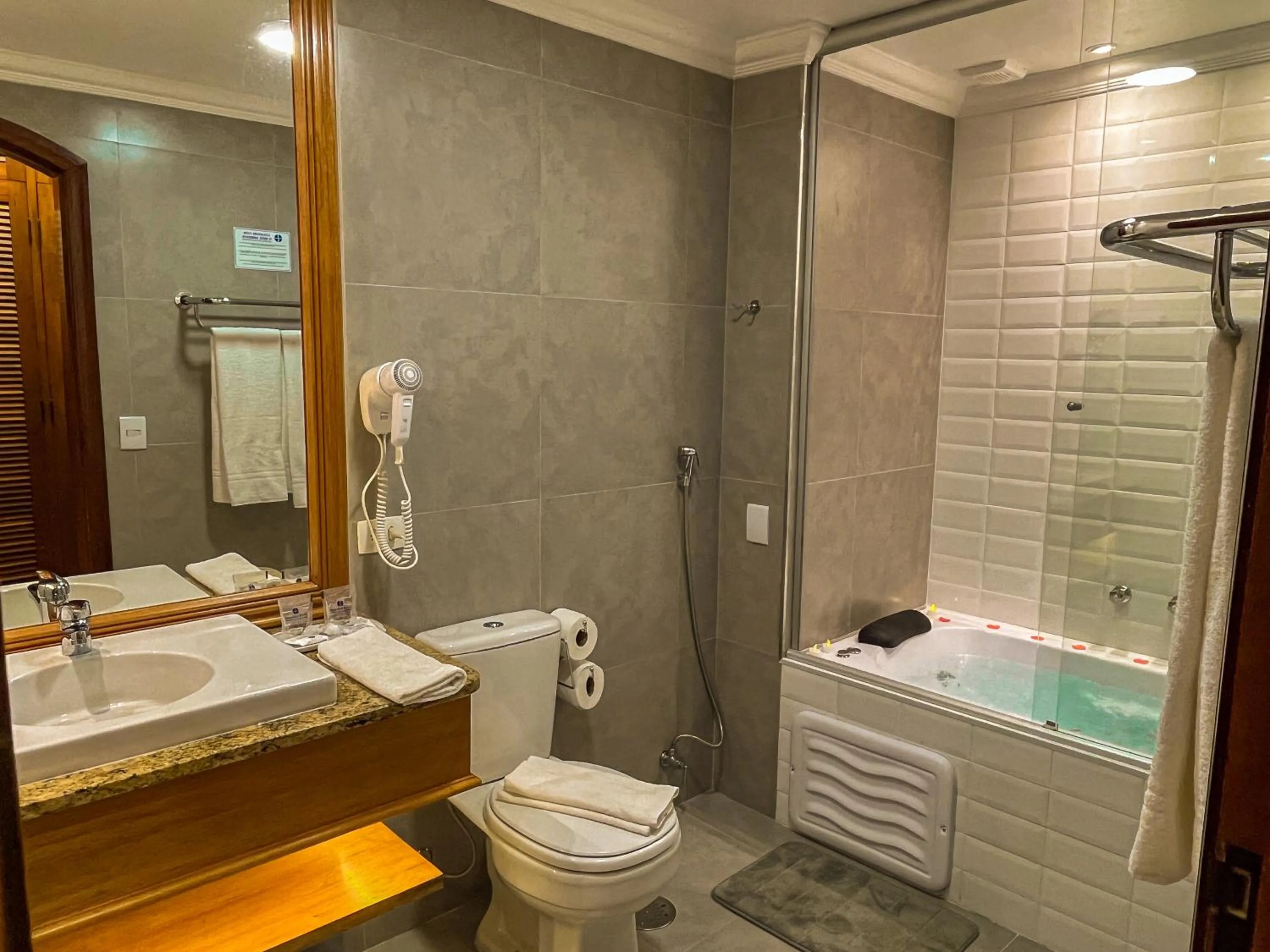 Shower in Hotel Euro Suíte Campos do Jordão By Nacional Inn - A 800 metros da Vila Capivari