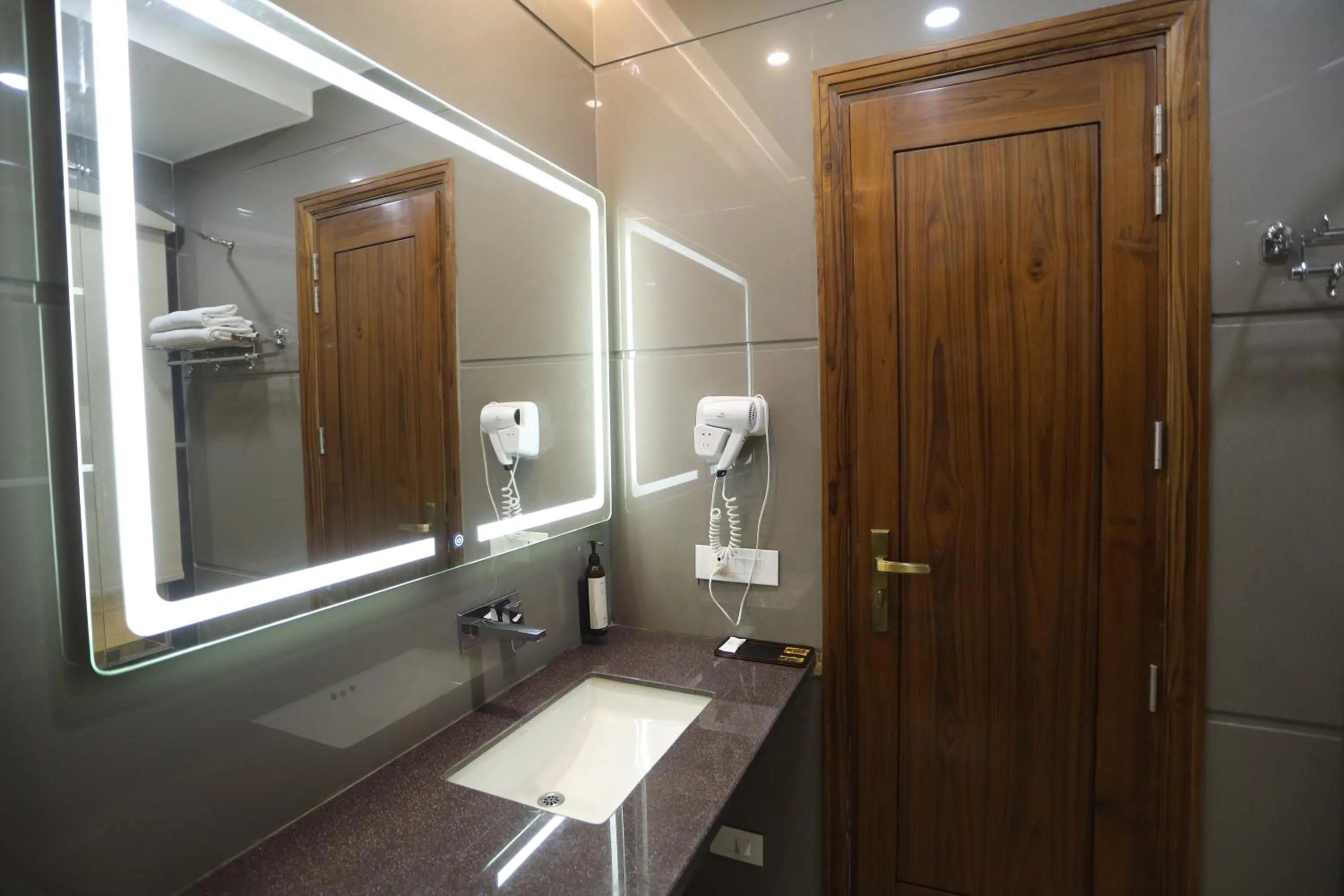 Shower in Hotel Leela Grande