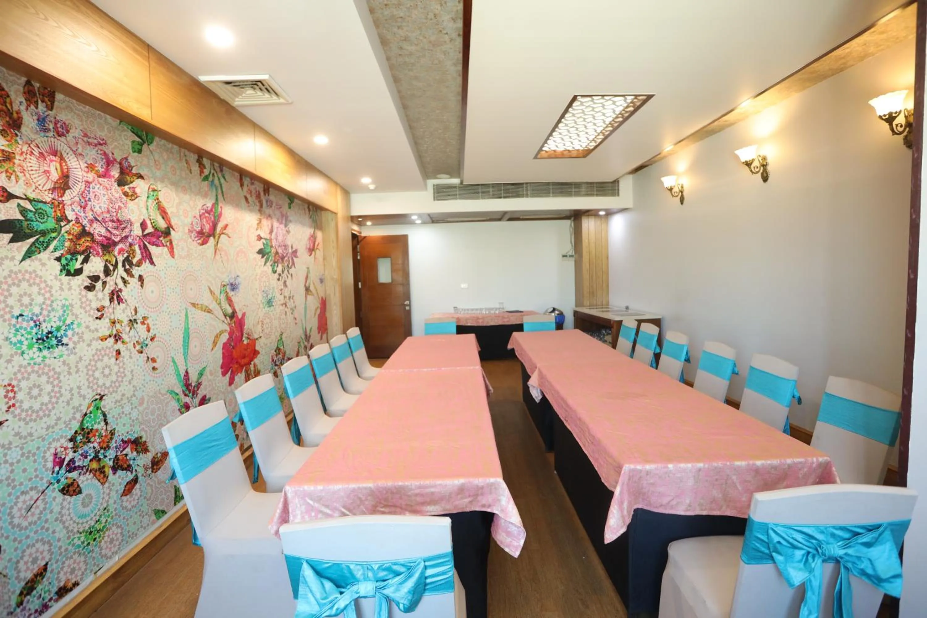 Restaurant/places to eat in Hotel Leela Grande