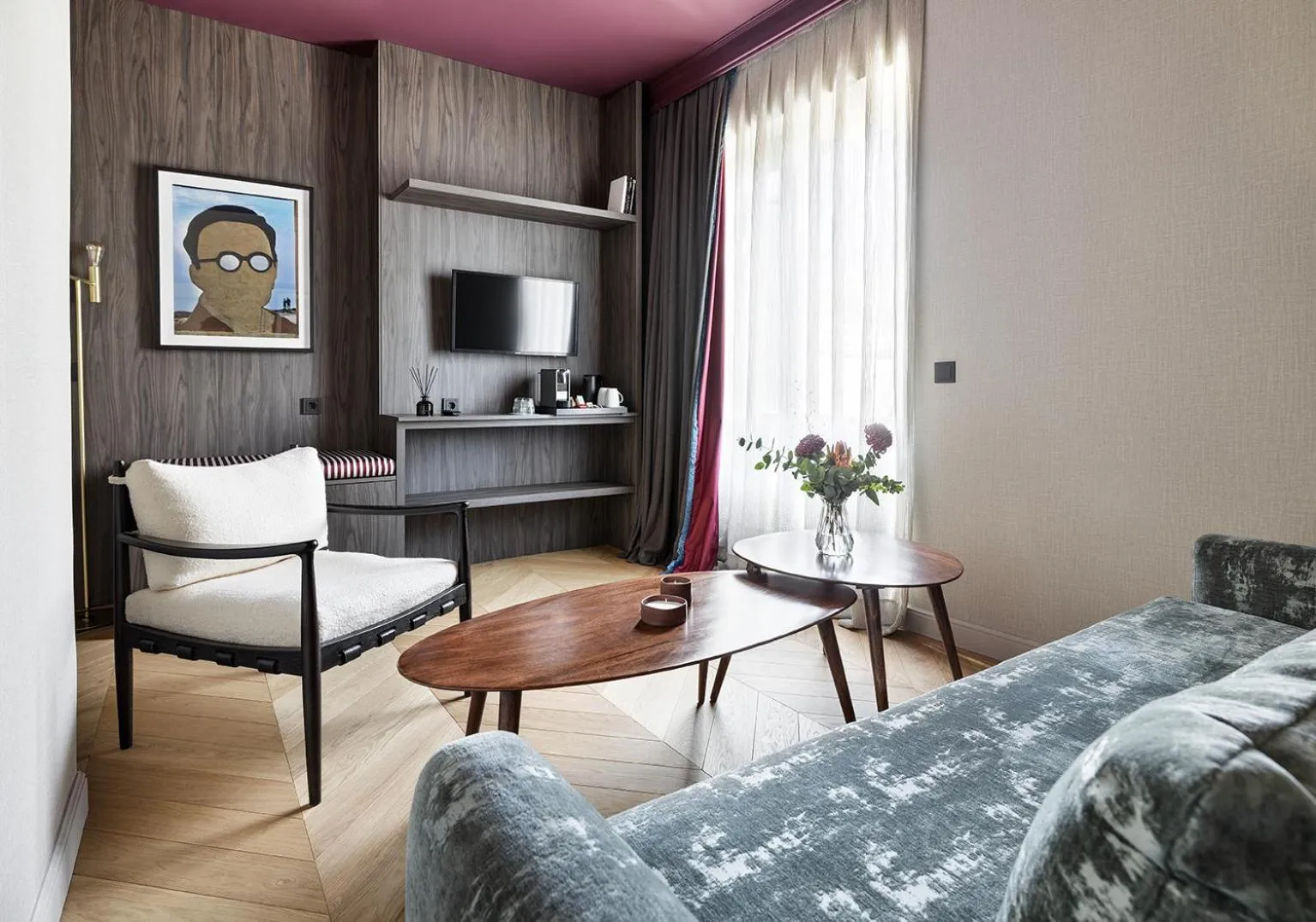 Seating area, Bed in One Shot Luchana