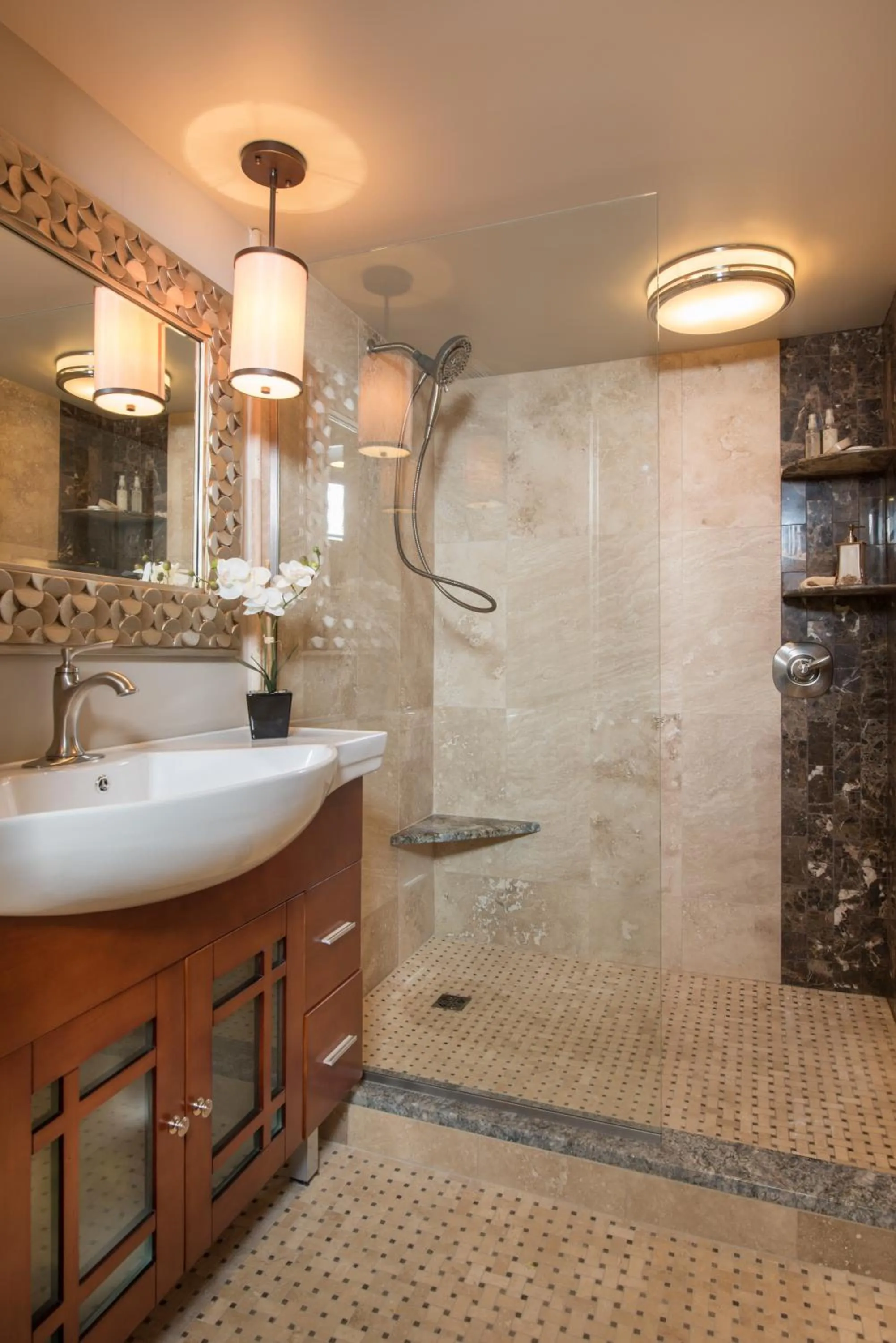 Shower in Gothic Eves Inn and Spa Bed and Breakfast