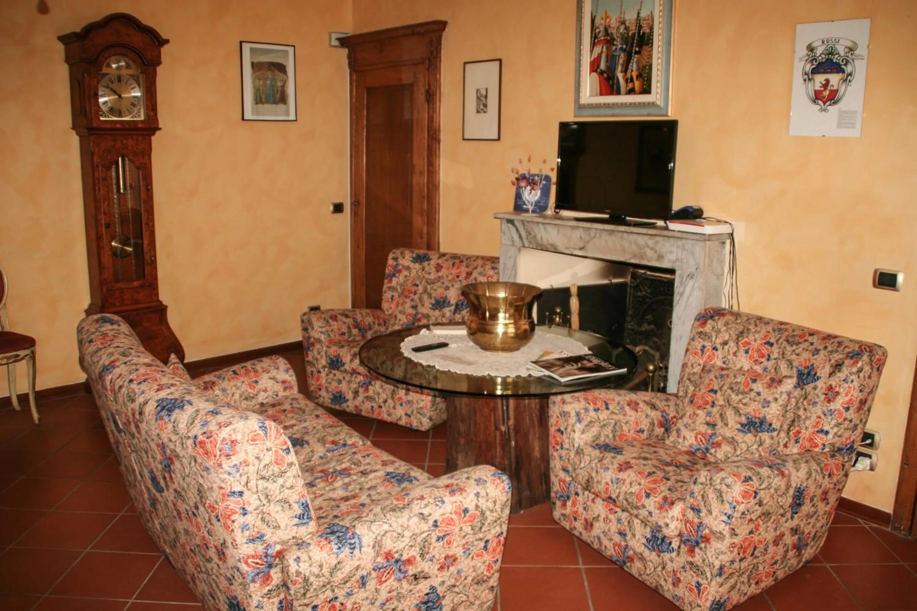 Communal lounge/ TV room in Antica Cittadella B&B