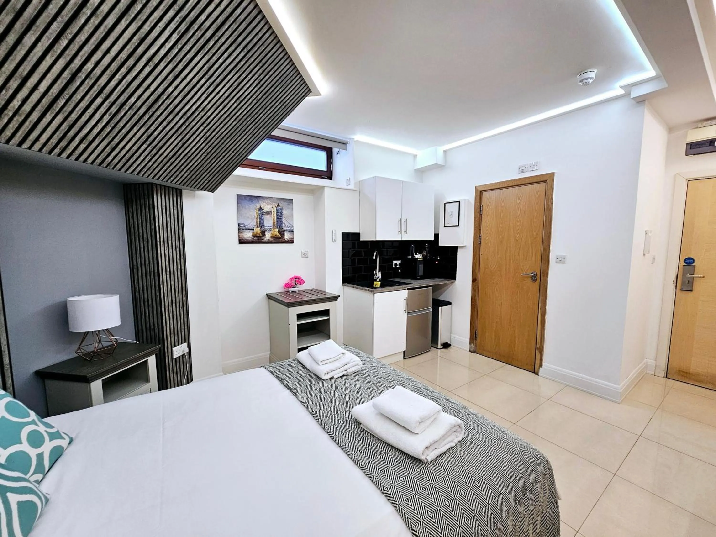 Kitchen or kitchenette, Bed in London Stay Apartments