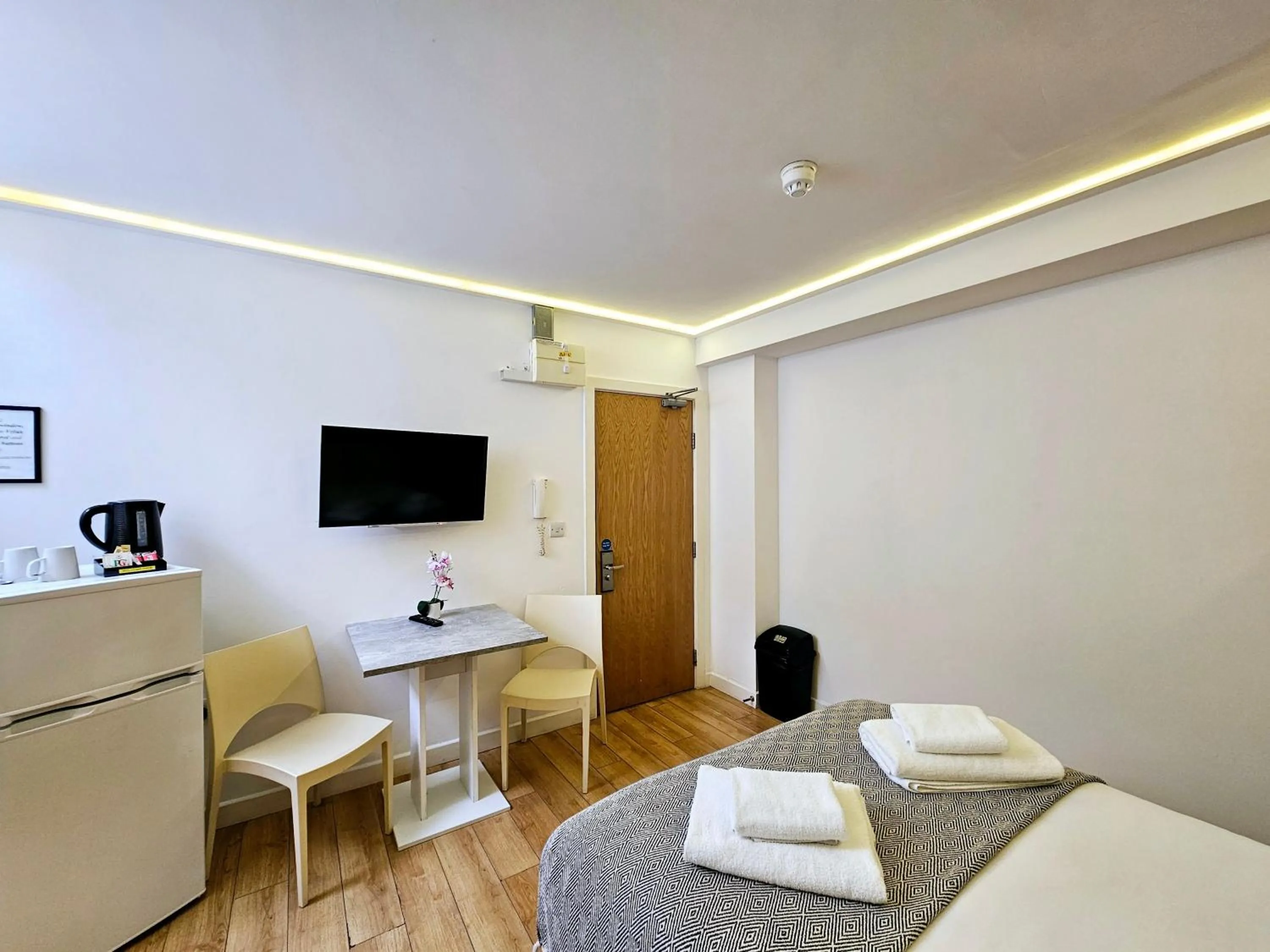 View (from property/room), Bed in London Stay Apartments