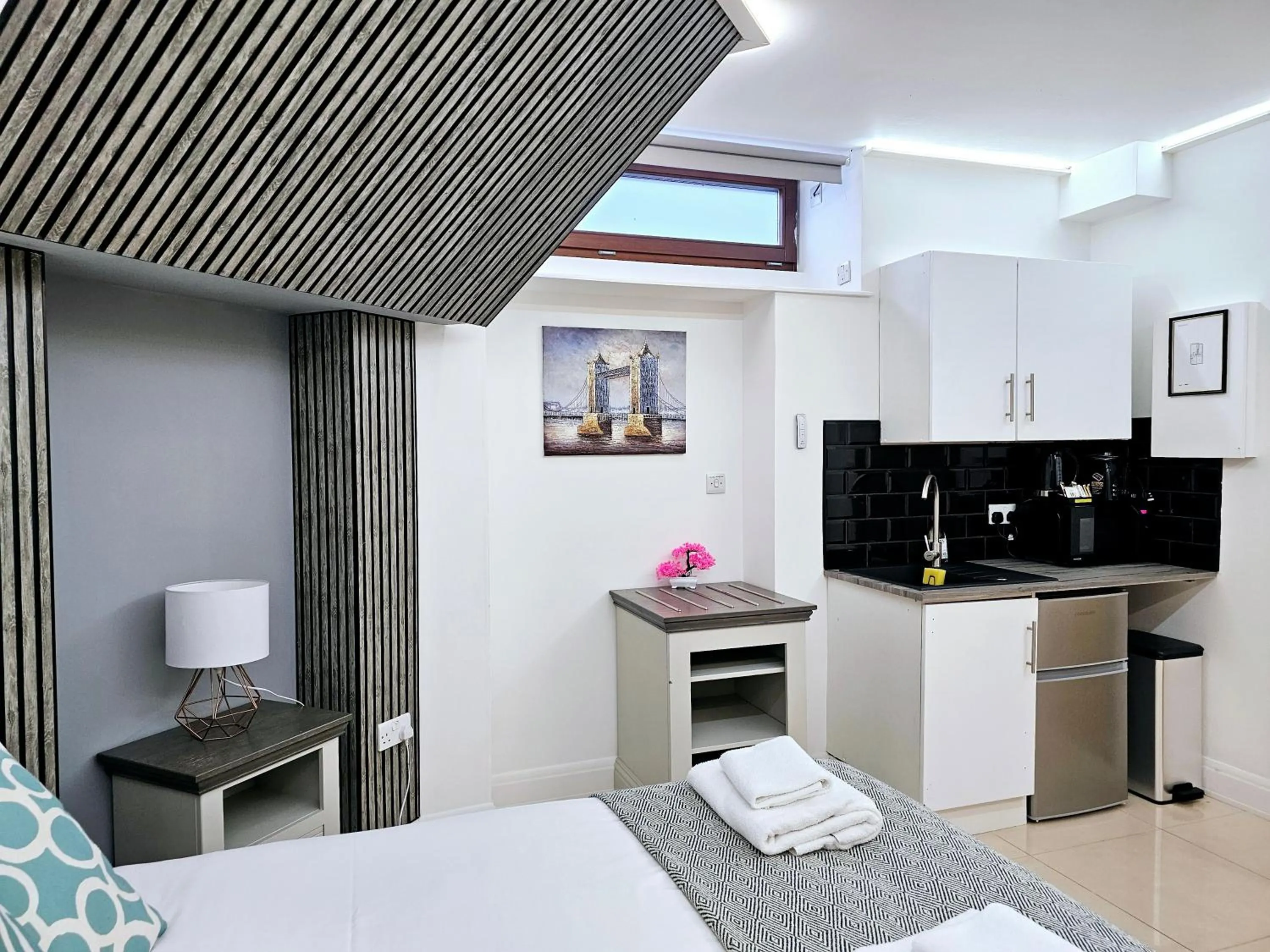 Kitchen or kitchenette, Bed in London Stay Apartments