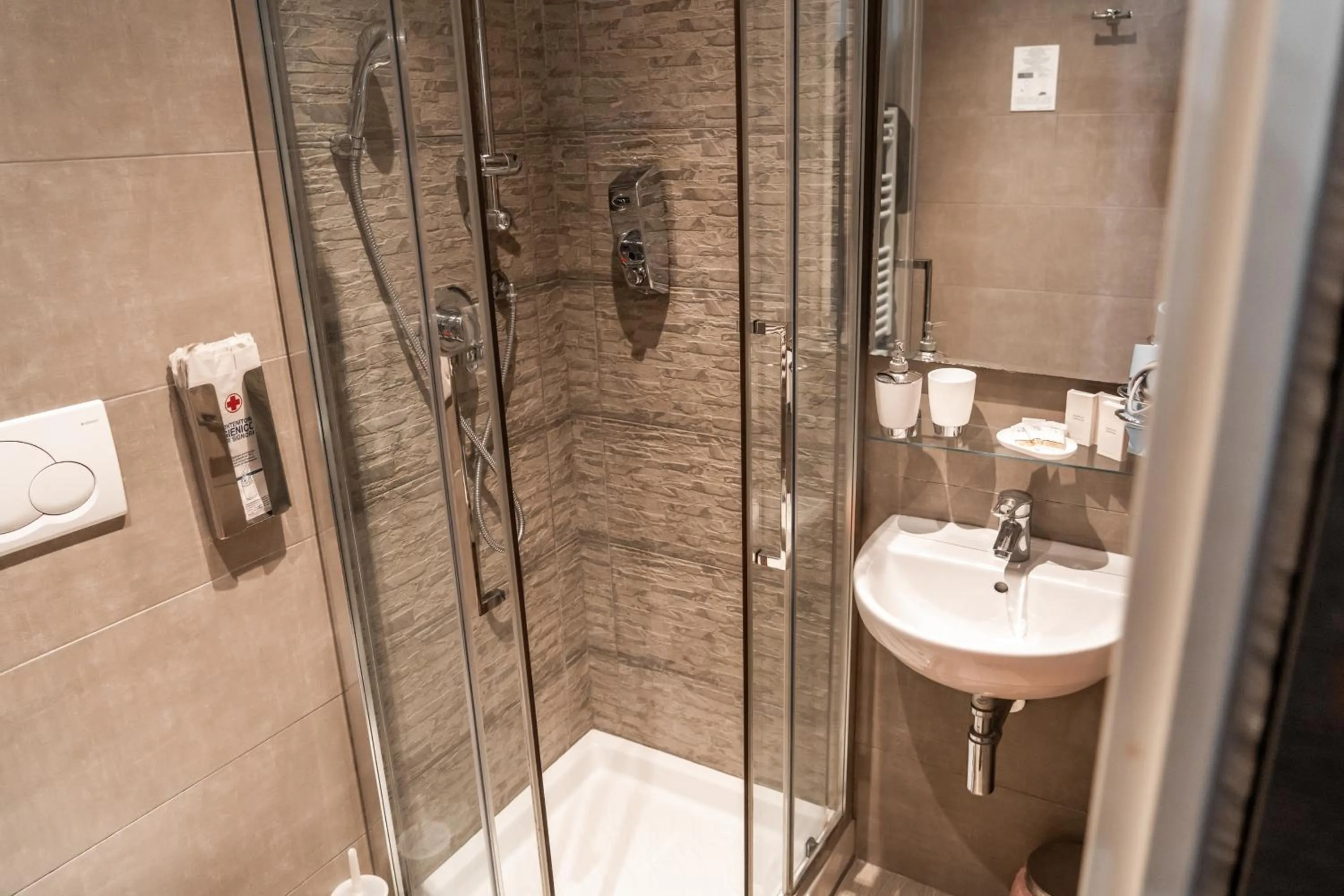 Shower in Le Terrazze di San Giovanni