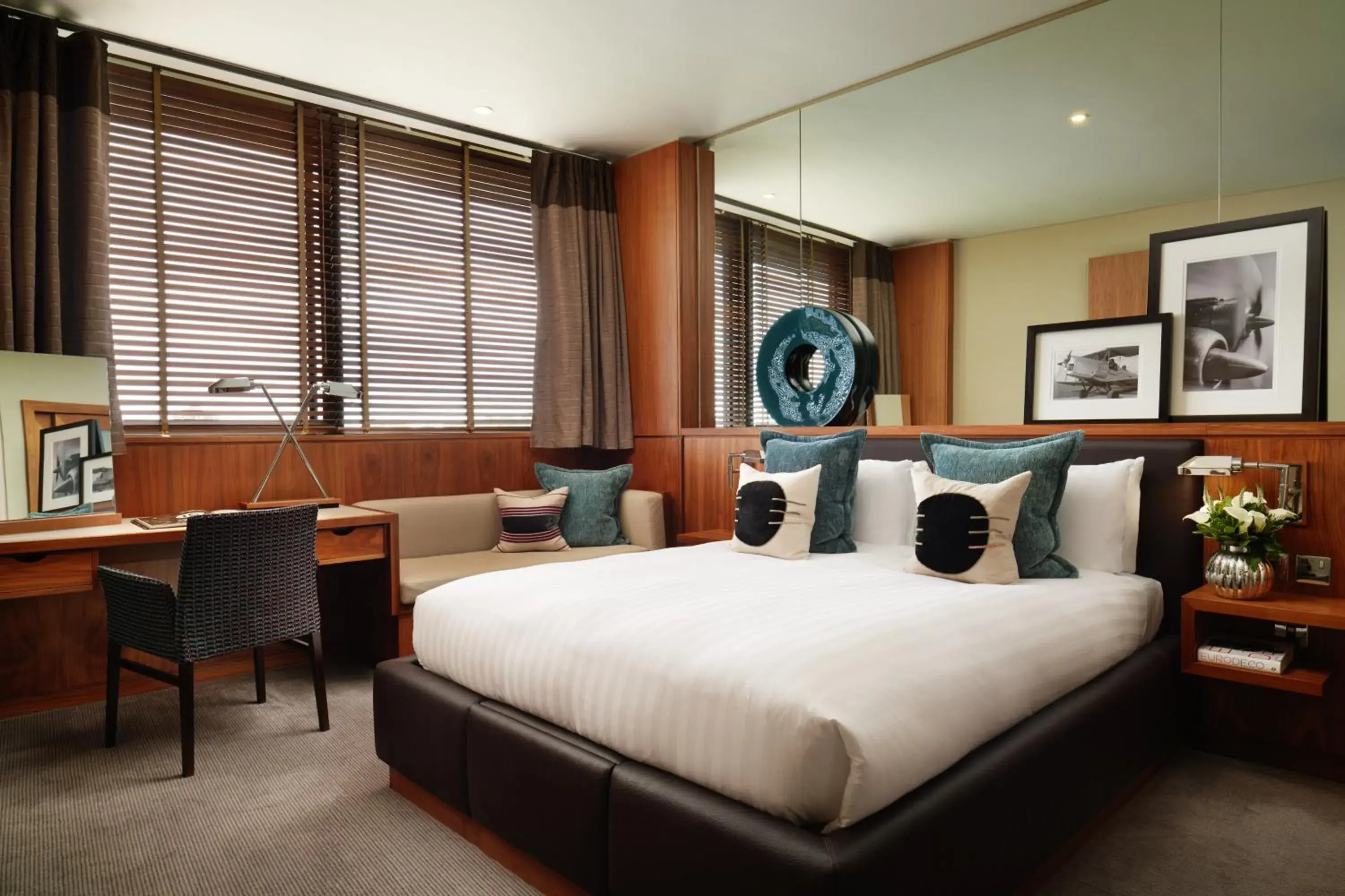 Aviator Road in Aviator Hampshire Aviator Road in Aviator Hampshire