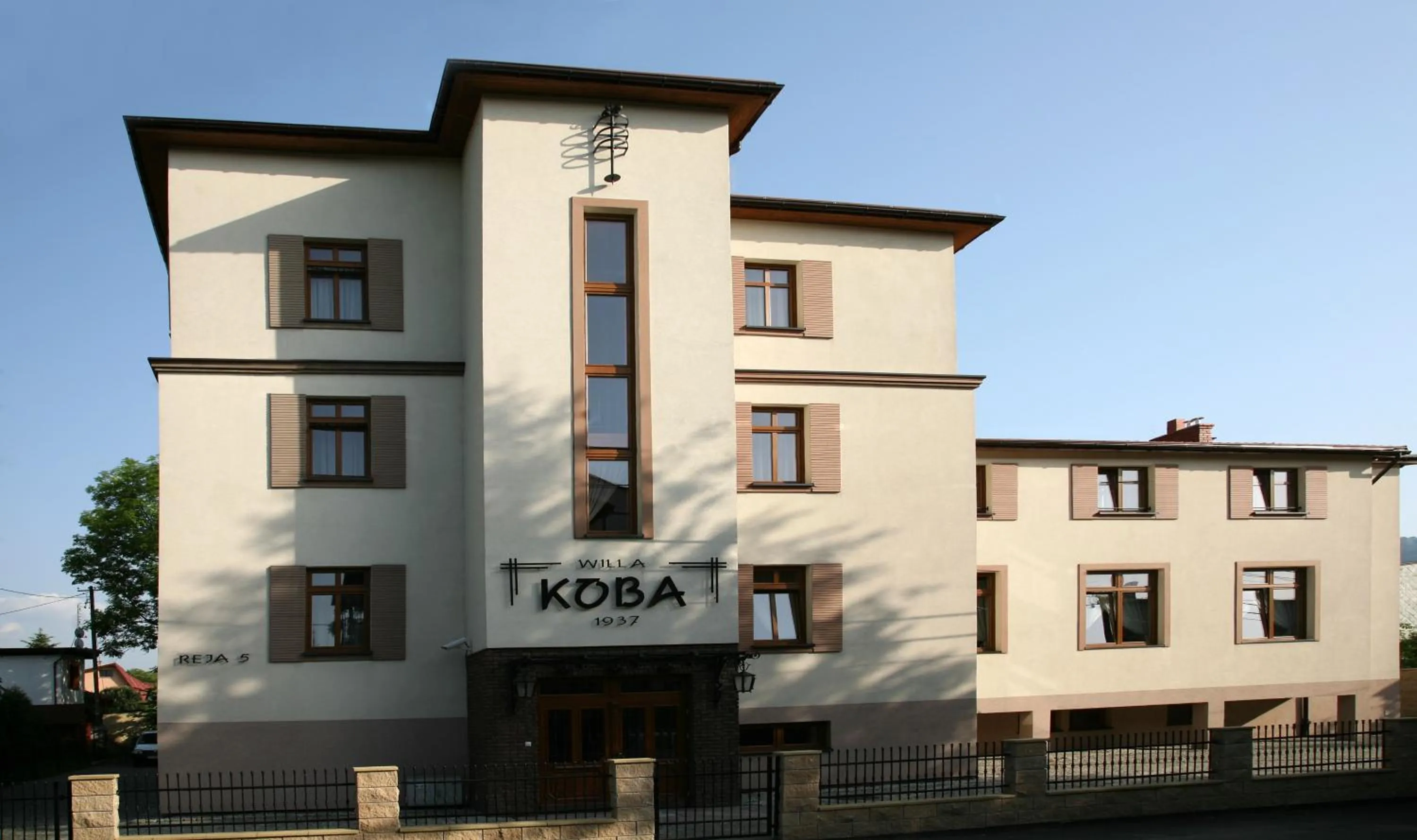 Property building in Willa Koba