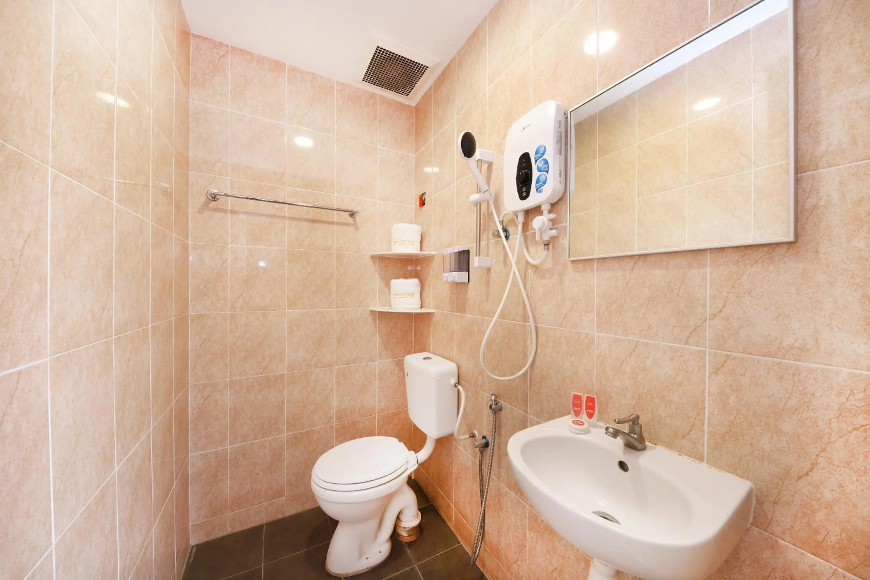 Bathroom in OYO 778 Bmw 2 Hotel