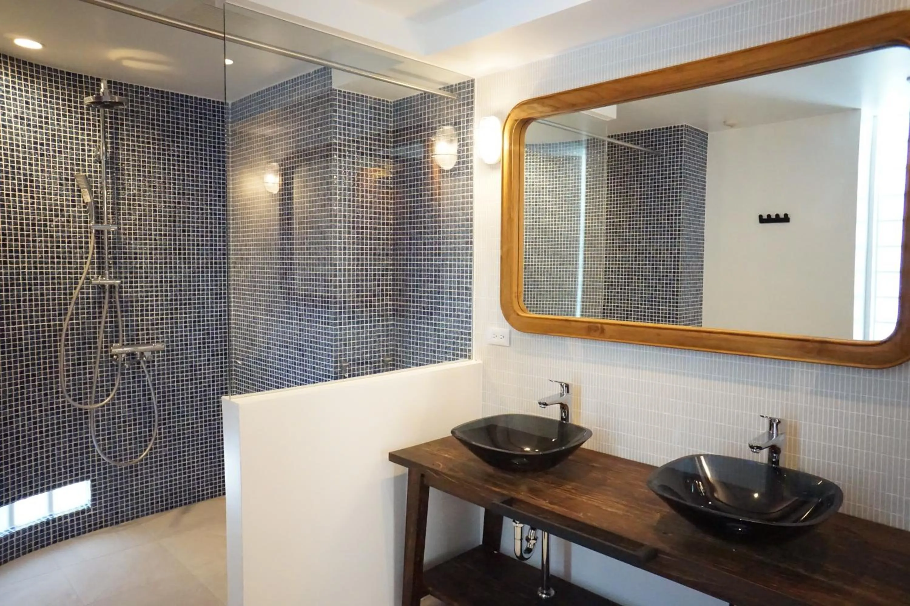 Shower in Blue Steak Wonder Nagahama