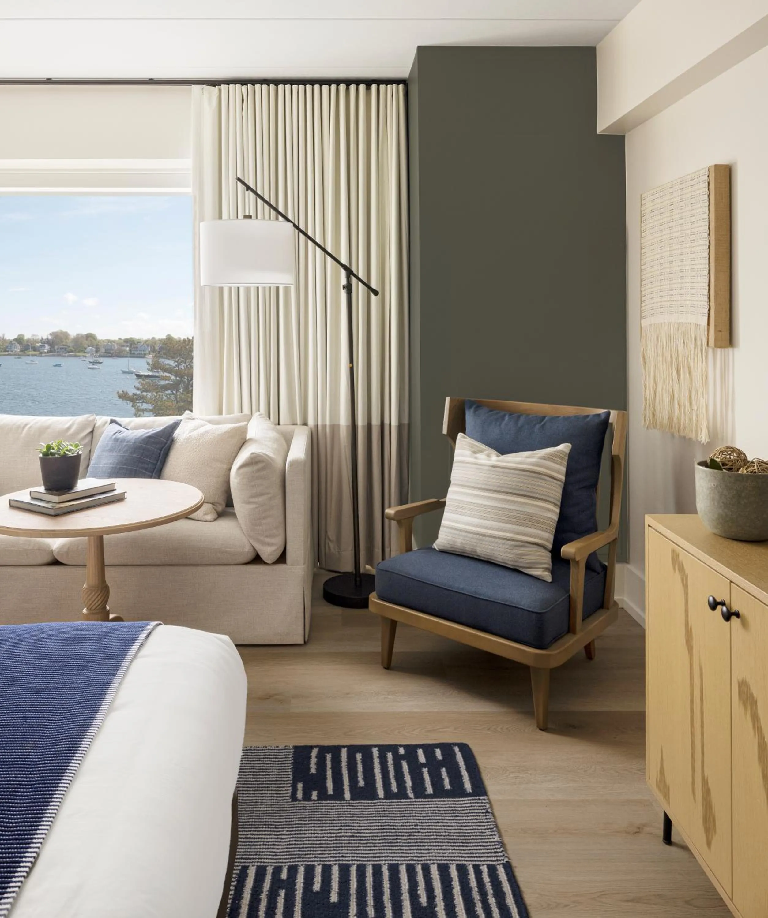 Seating area, Bed in Newport Harbor Island Resort