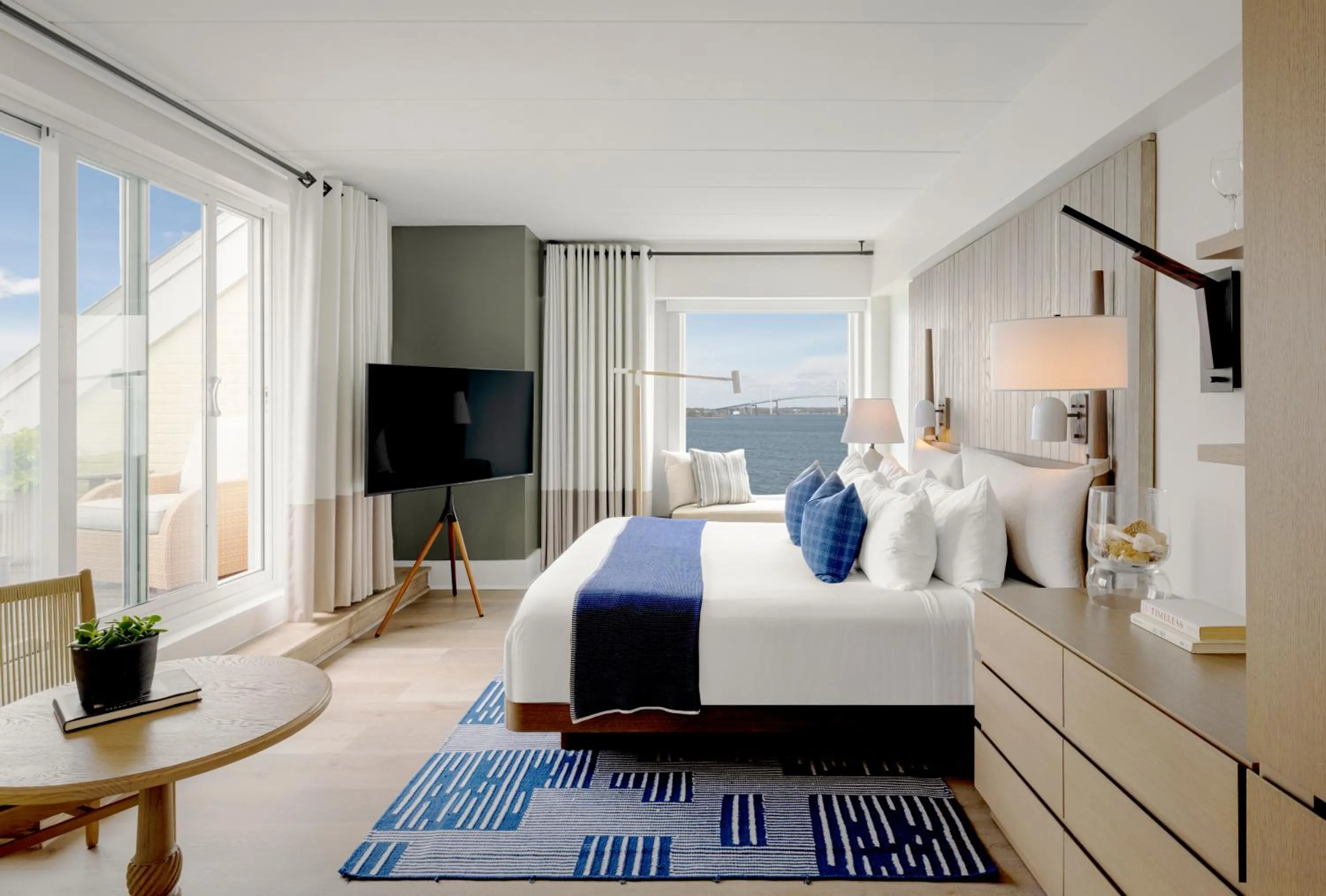 Photo of the whole room, Bed in Newport Harbor Island Resort