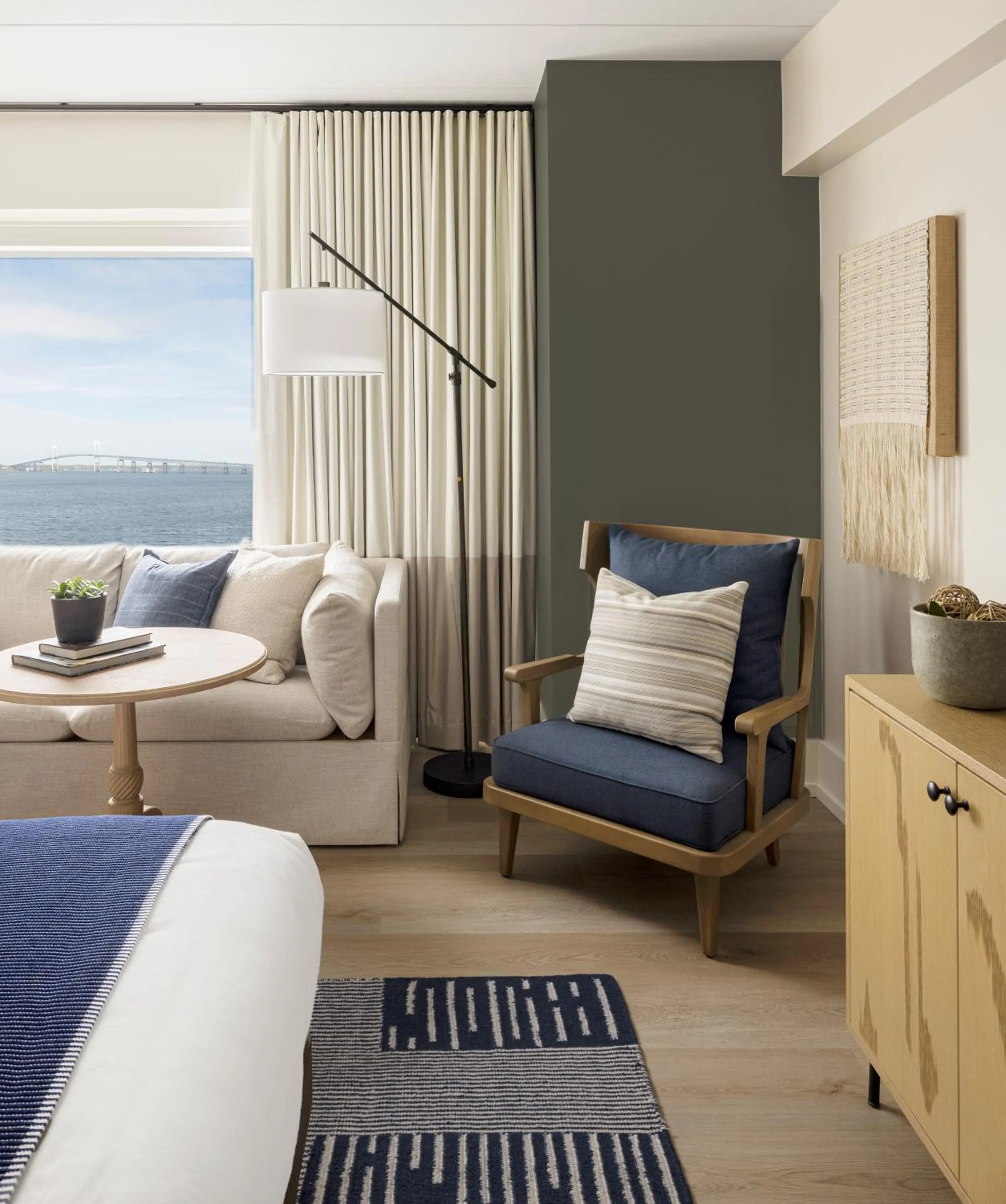 Seating area, Bed in Newport Harbor Island Resort