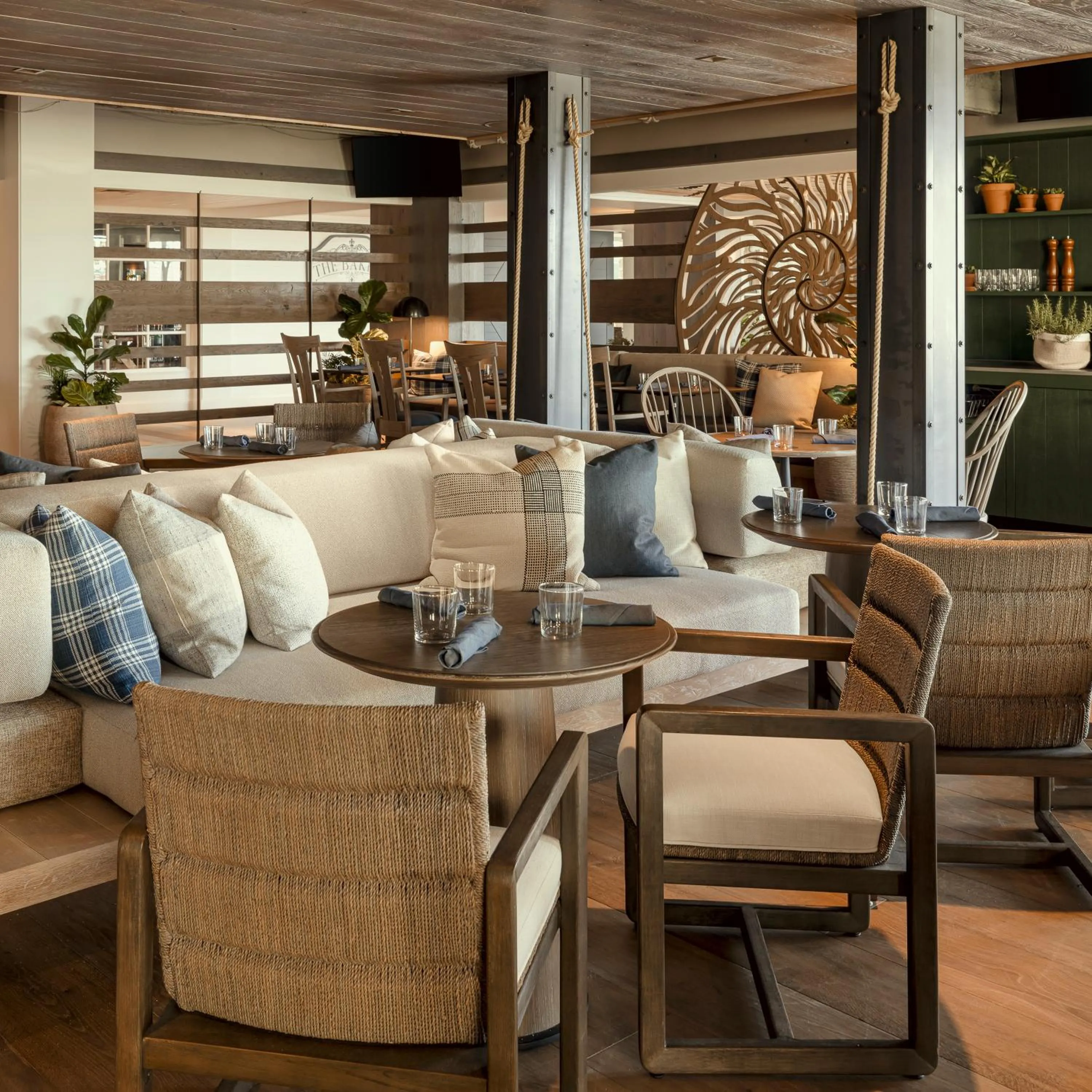 Restaurant/places to eat in Newport Harbor Island Resort