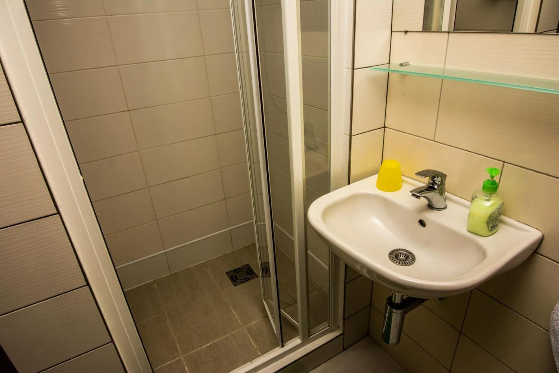 Shower in Onefam Míru