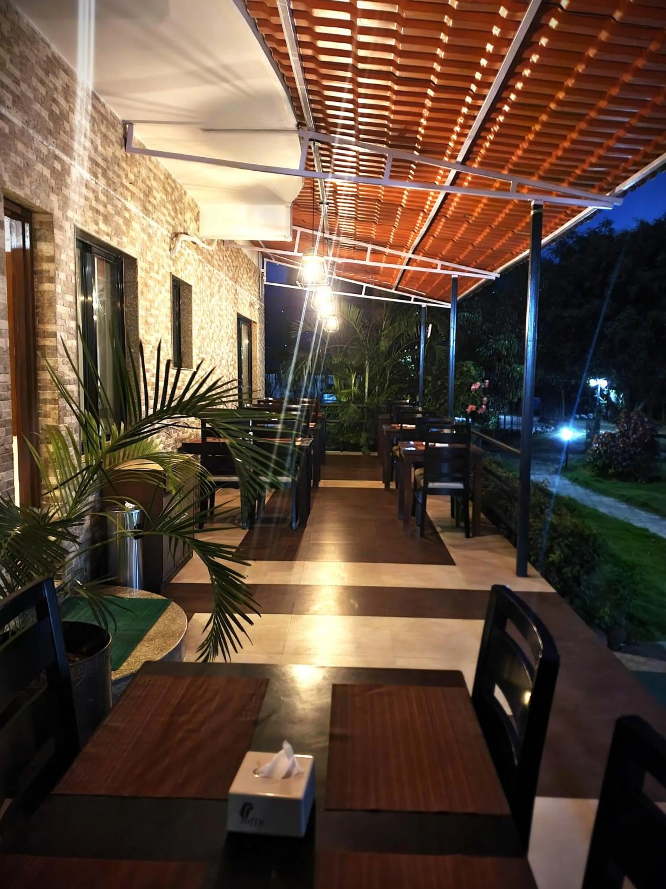 Restaurant/places to eat in Hotel Water Tower