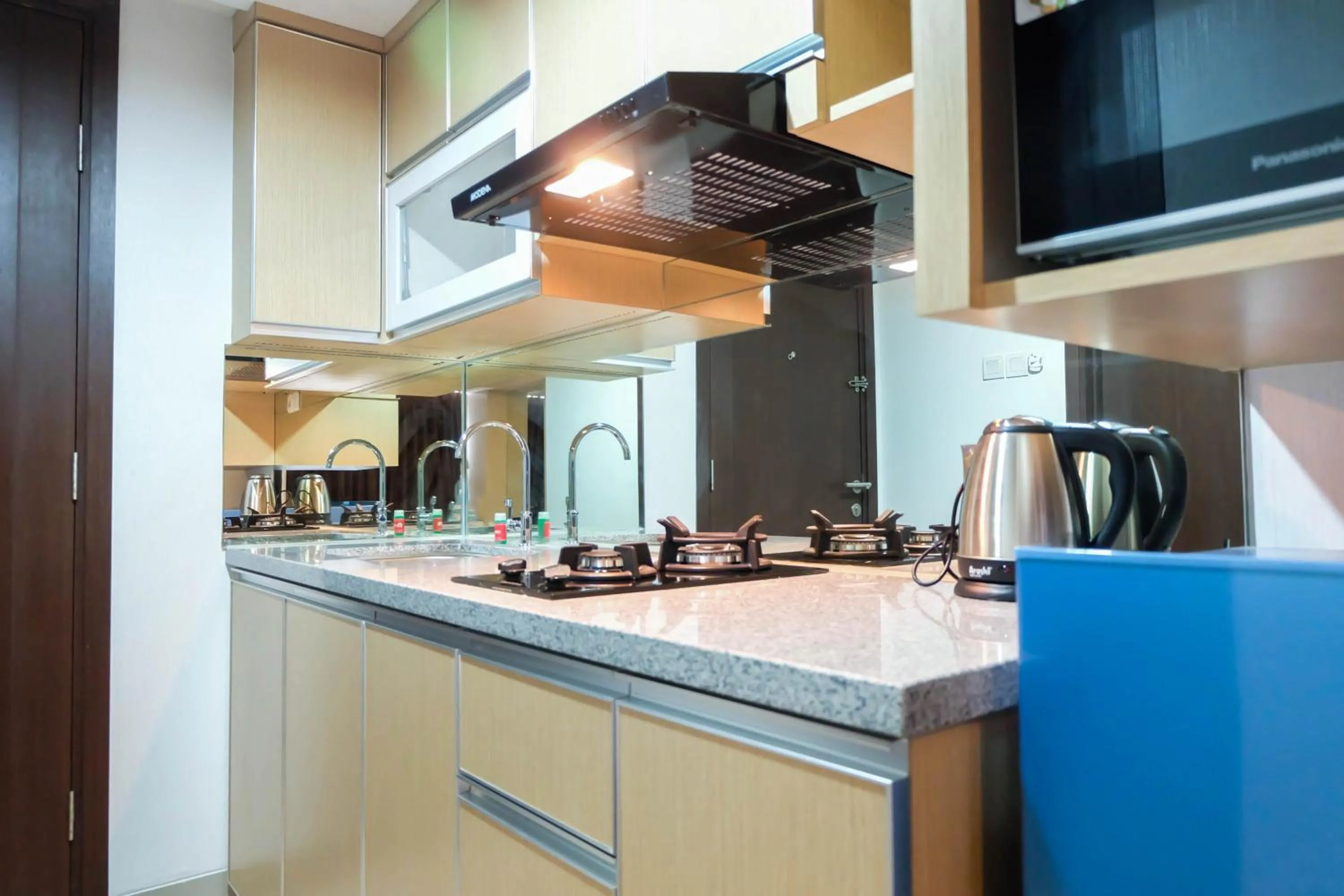 Kitchen or kitchenette in Modern and Brand New Studio Apartment H Residence By Travelio