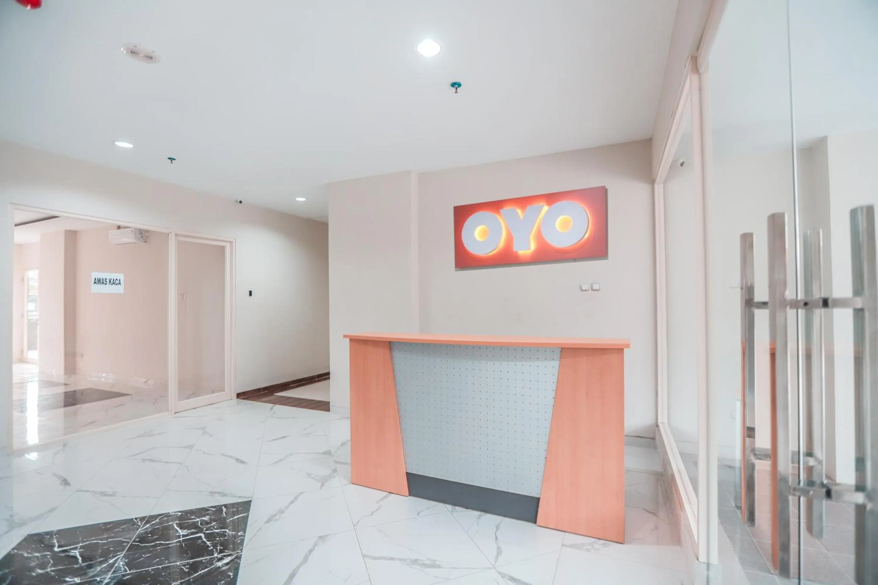 Lobby or reception in Hotel O Green Lake View Ciputat