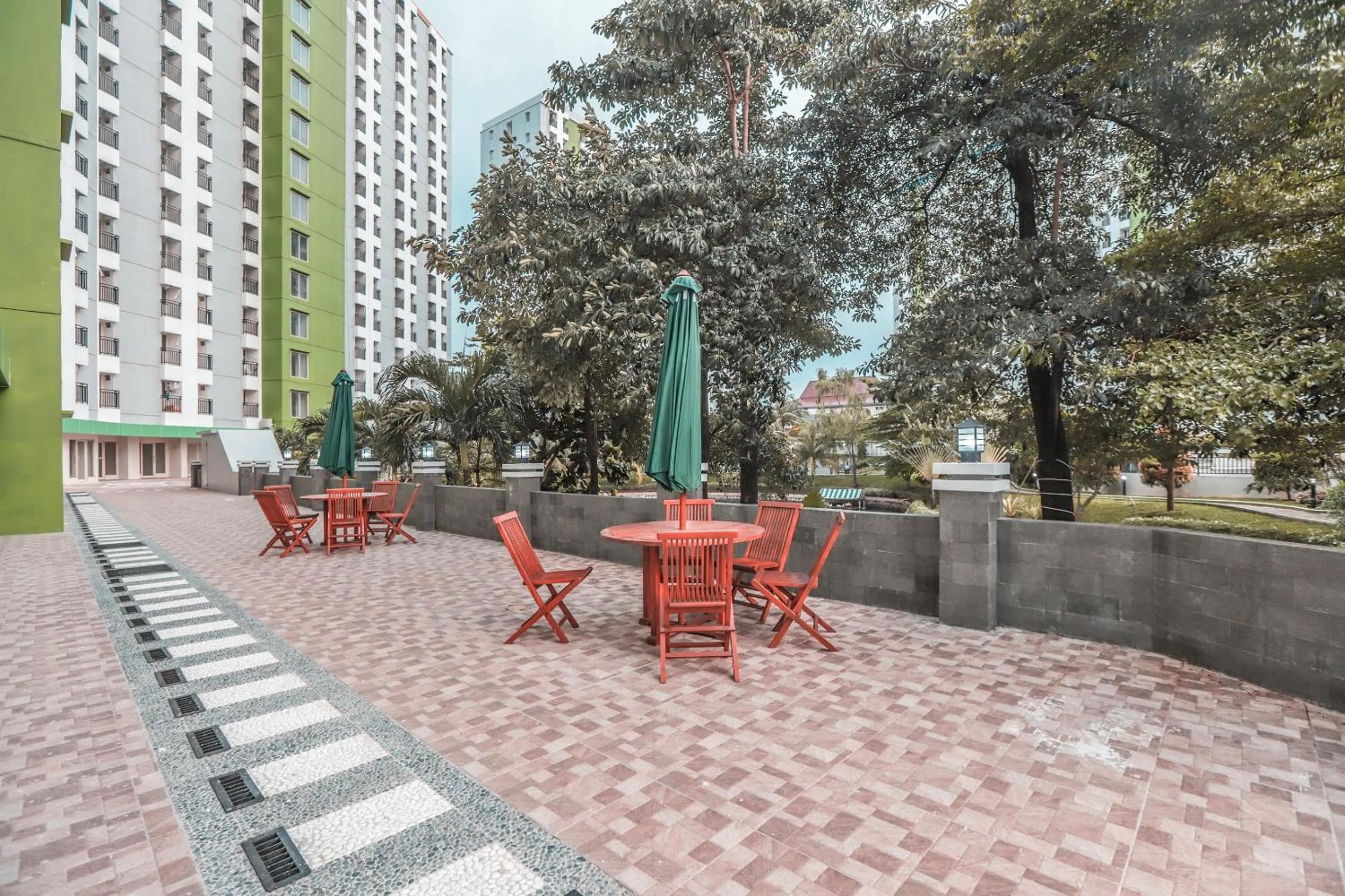 Restaurant/places to eat in Hotel O Green Lake View Ciputat