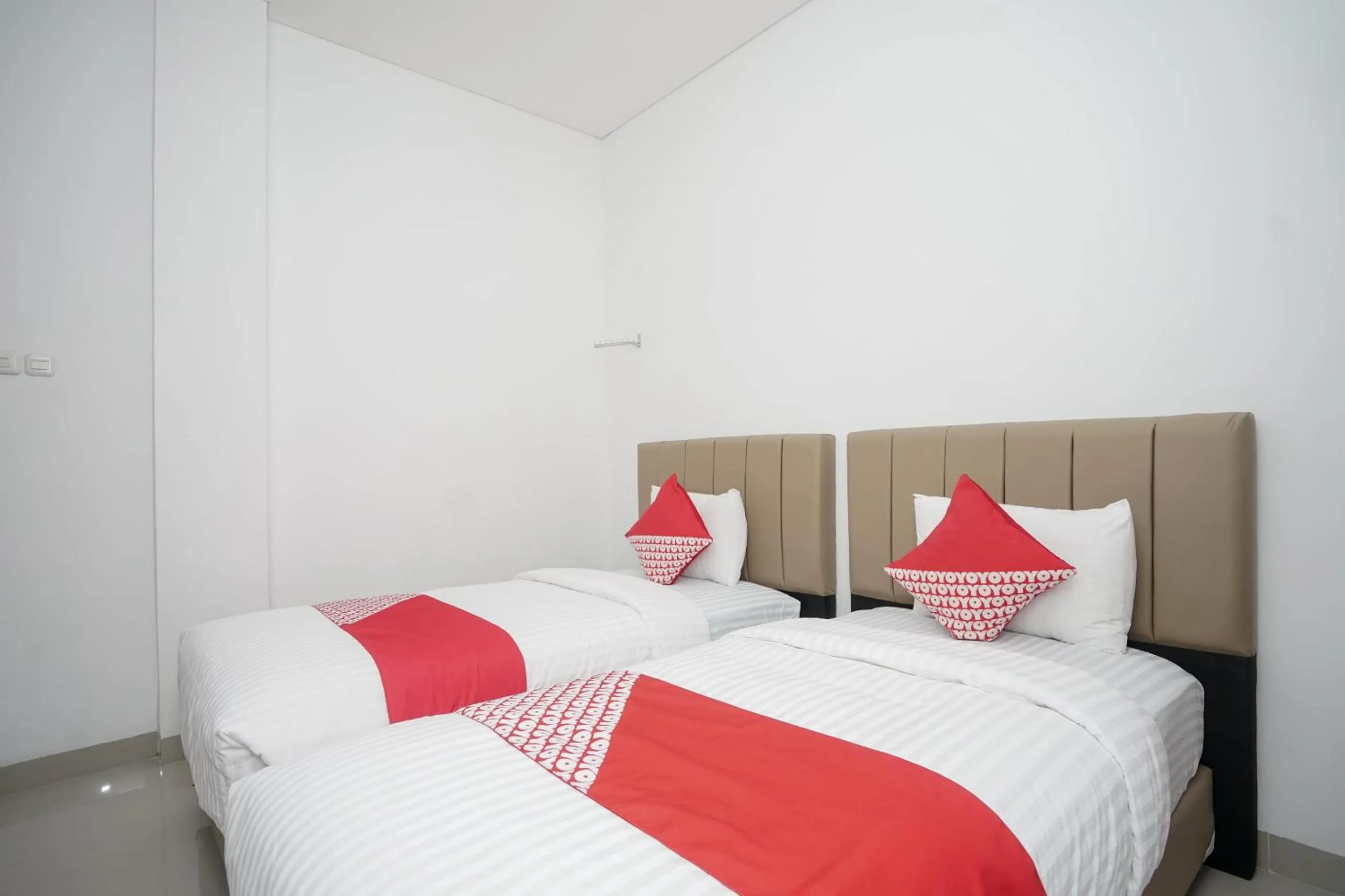 Bedroom, Bed in OYO 443 Hotel Barlian