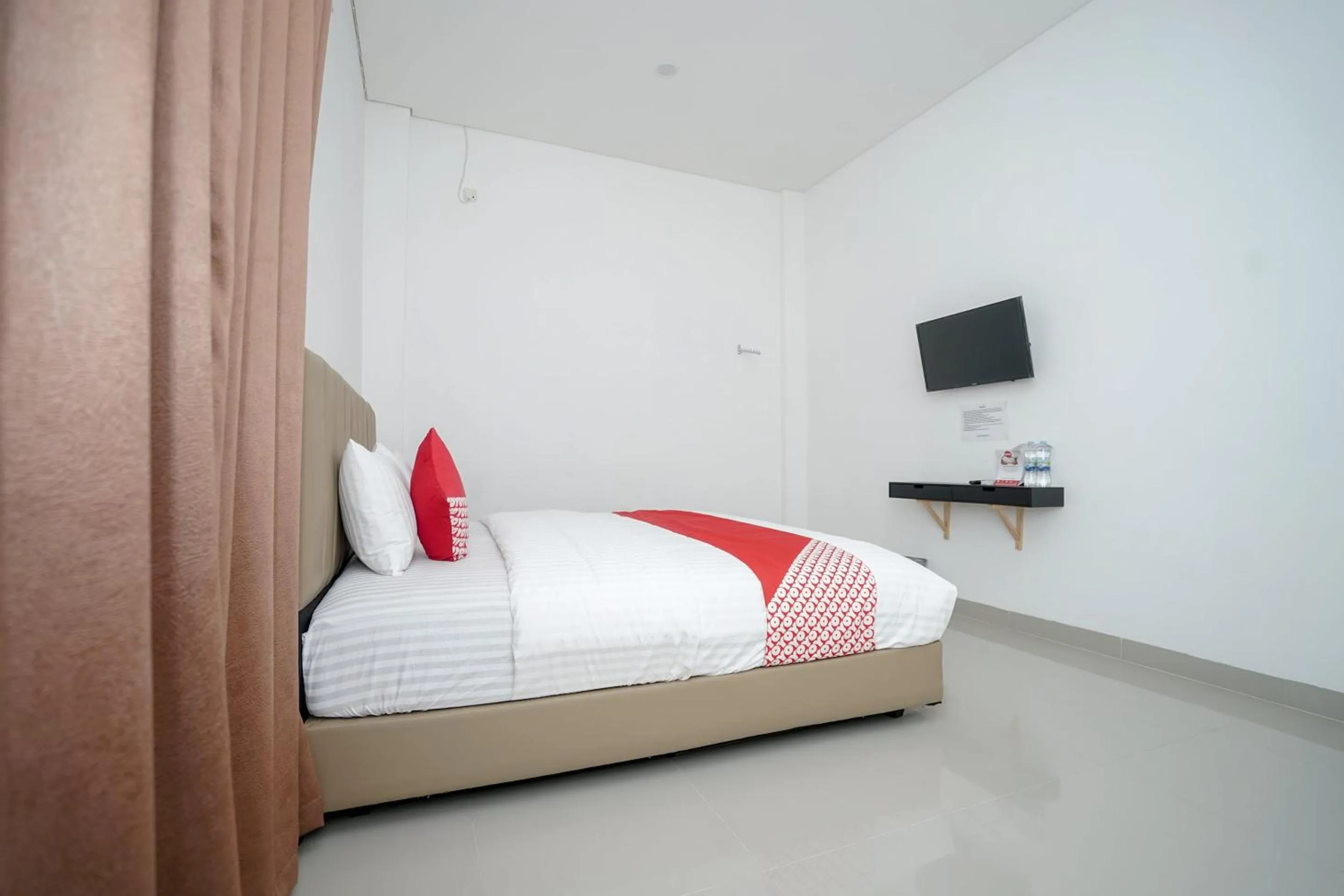 Bedroom, Bed in OYO 443 Hotel Barlian