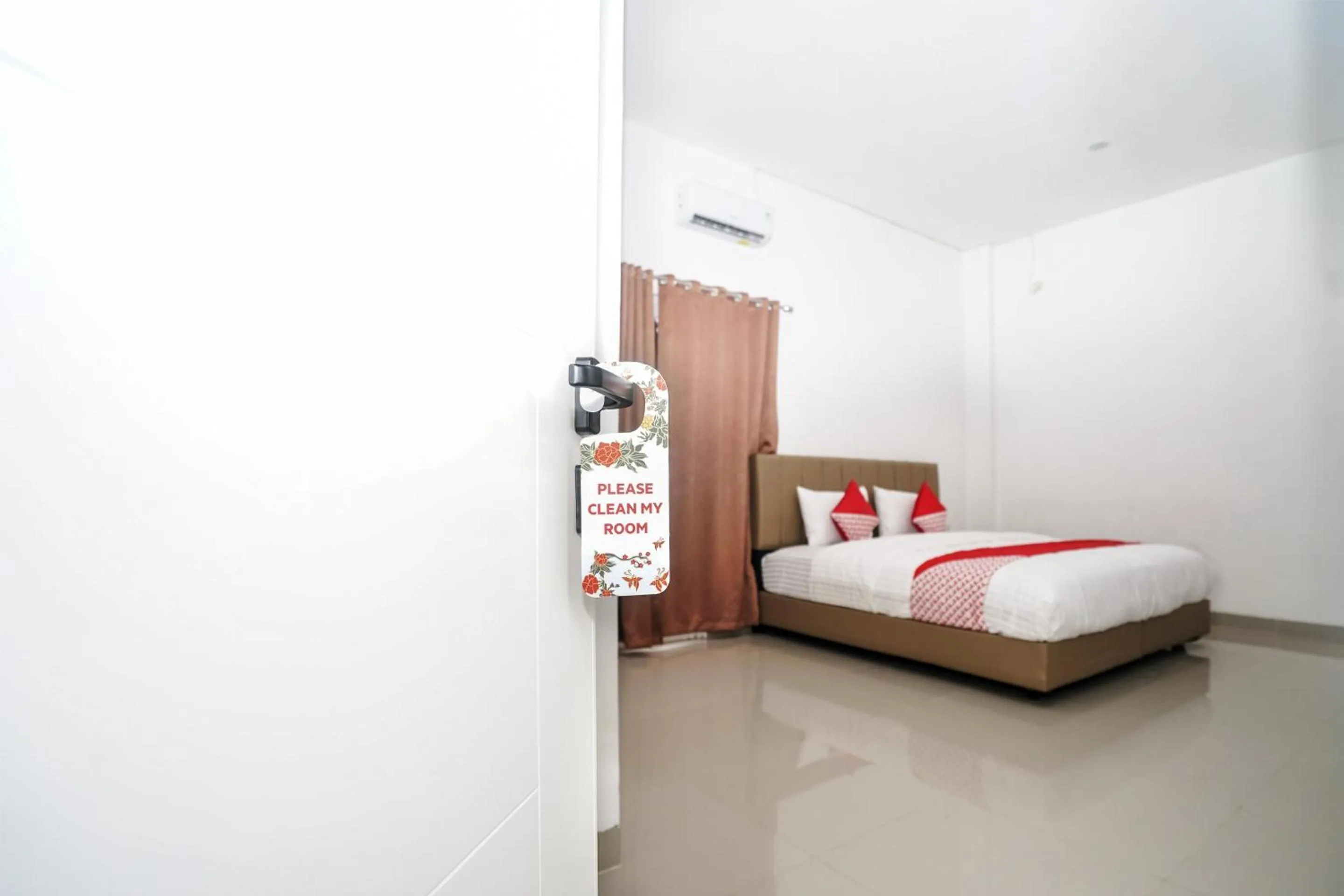 Bedroom, Bed in OYO 443 Hotel Barlian