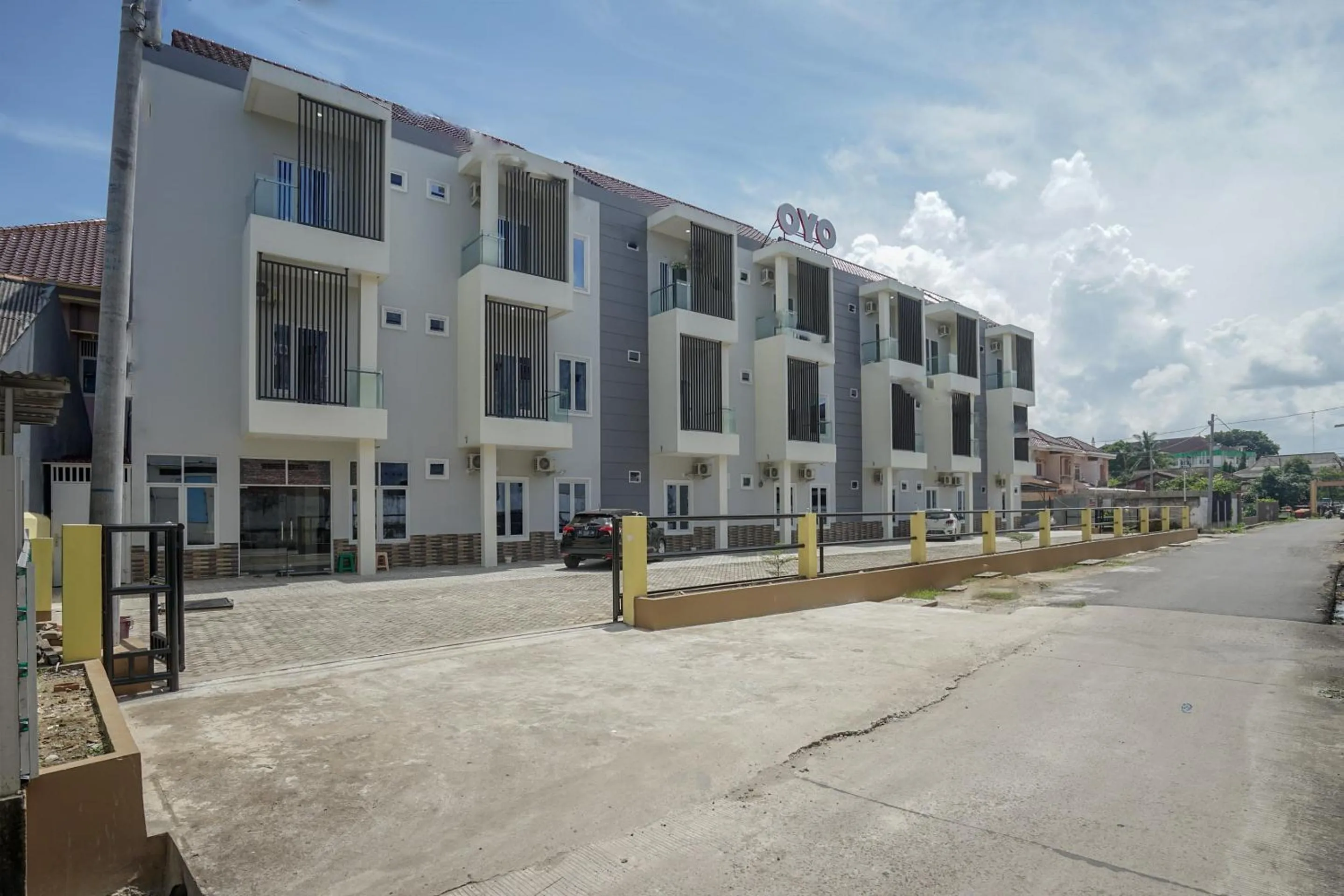 Facade/entrance in OYO 443 Hotel Barlian