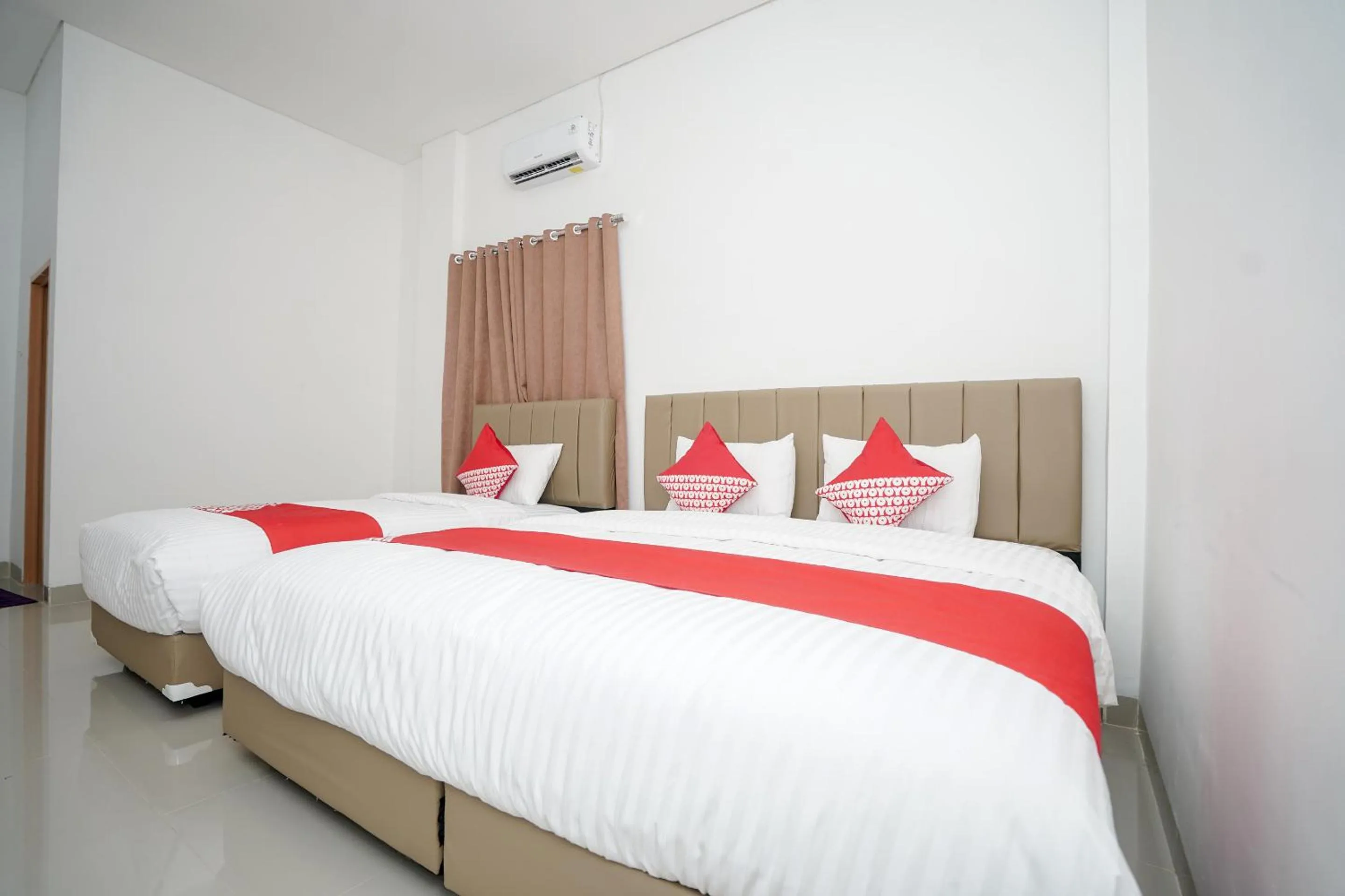 Superior Triple Room in OYO 443 Hotel Barlian