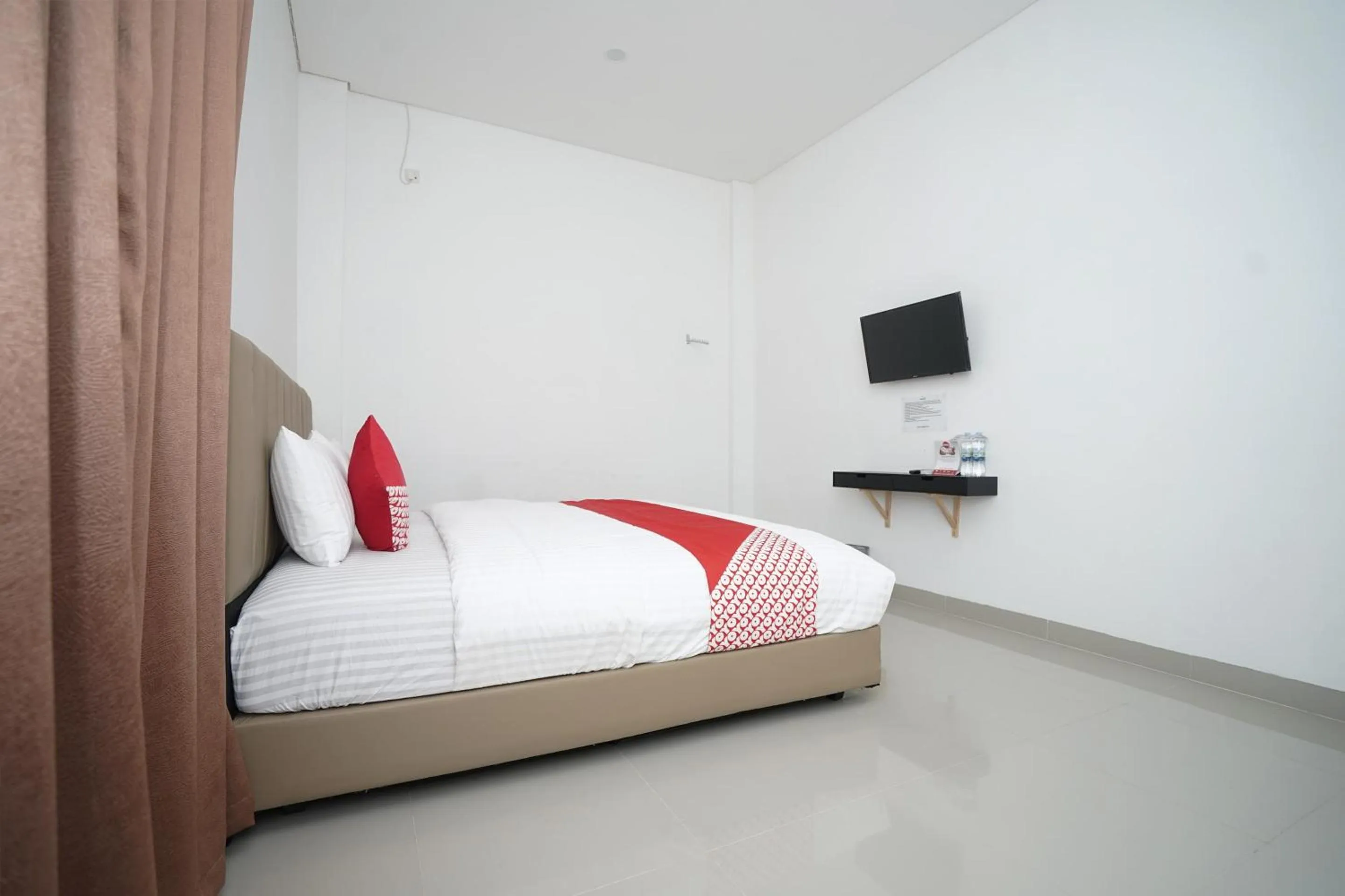 Bedroom, Bed in OYO 443 Hotel Barlian