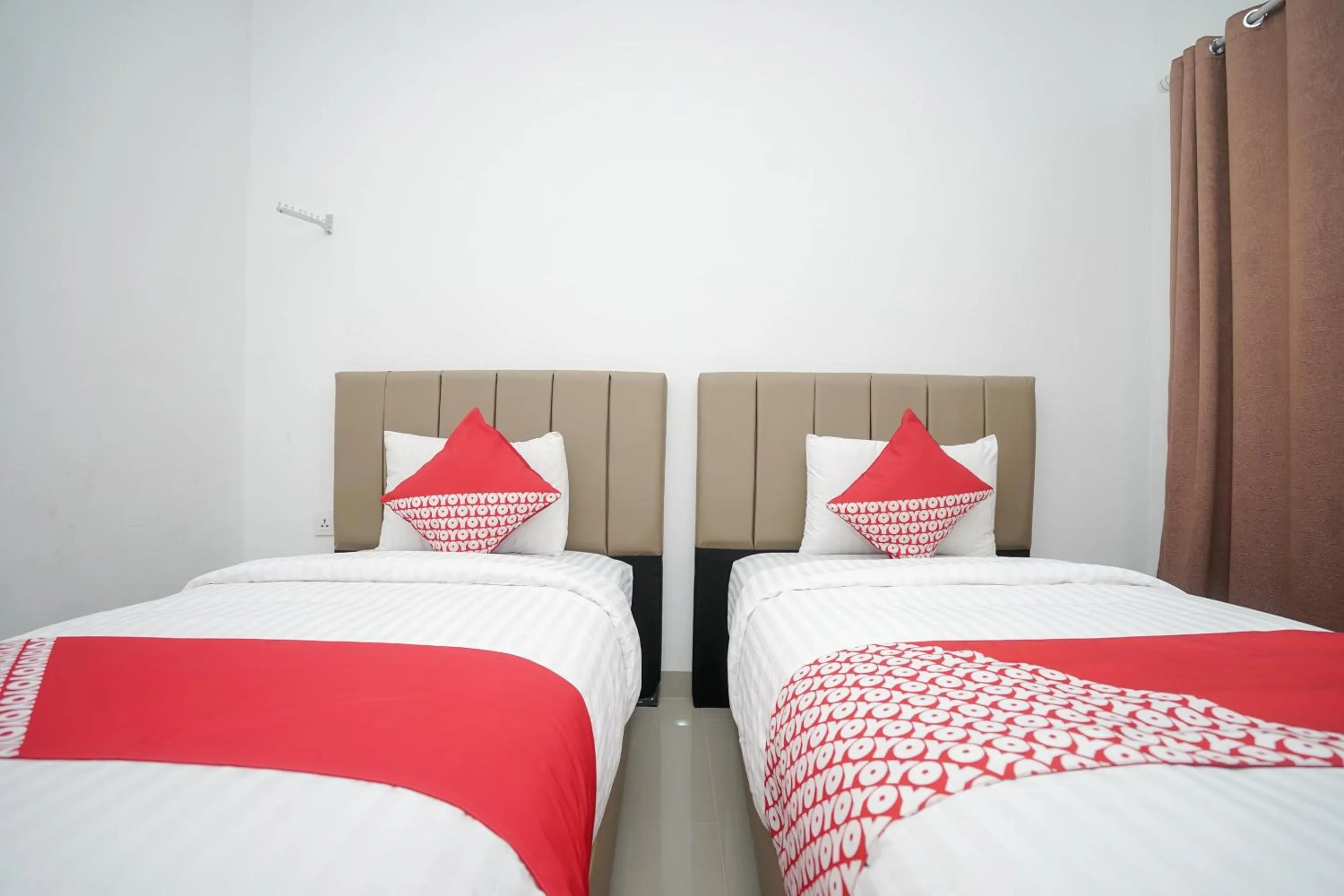 Bedroom, Bed in OYO 443 Hotel Barlian