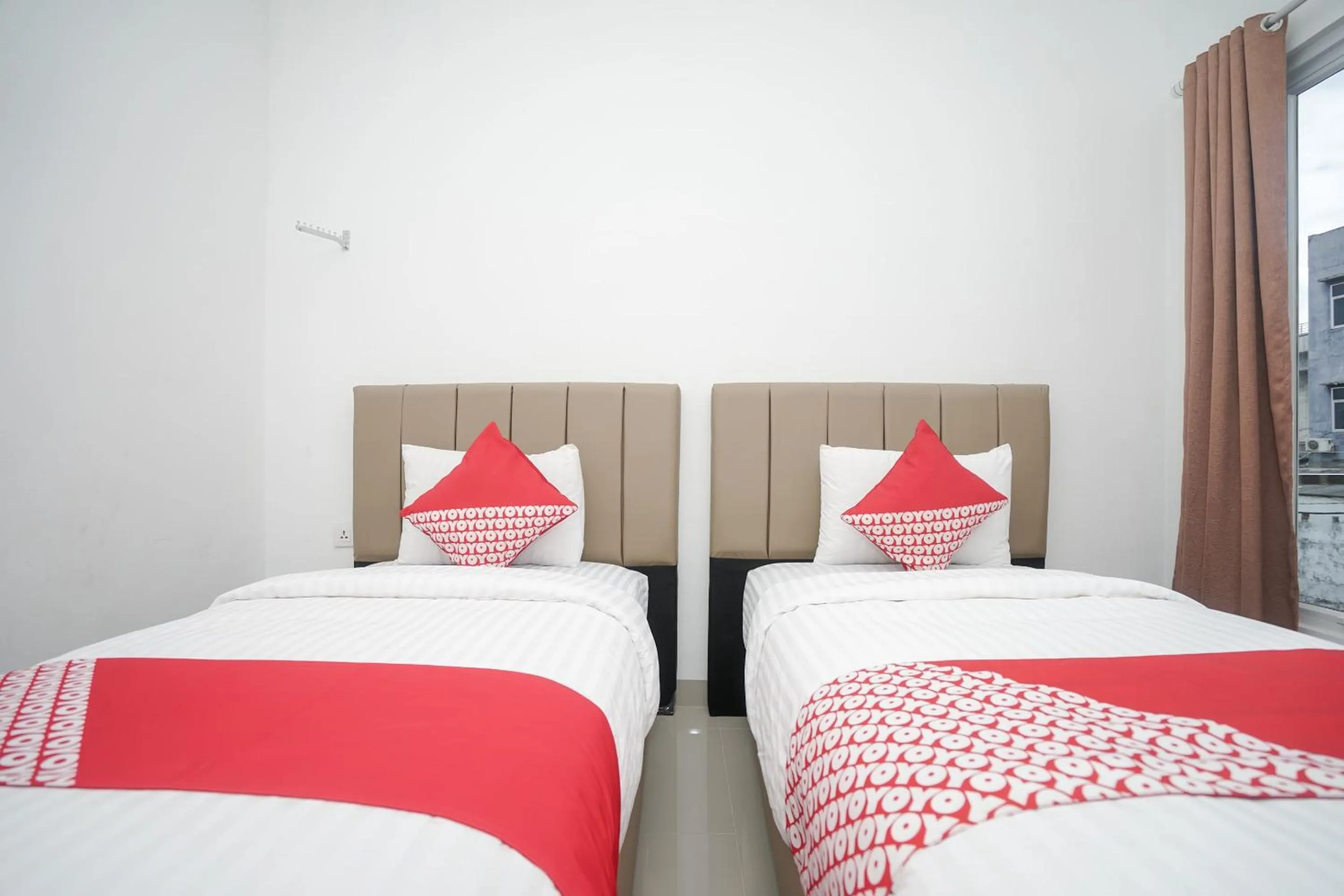 Bedroom, Bed in OYO 443 Hotel Barlian